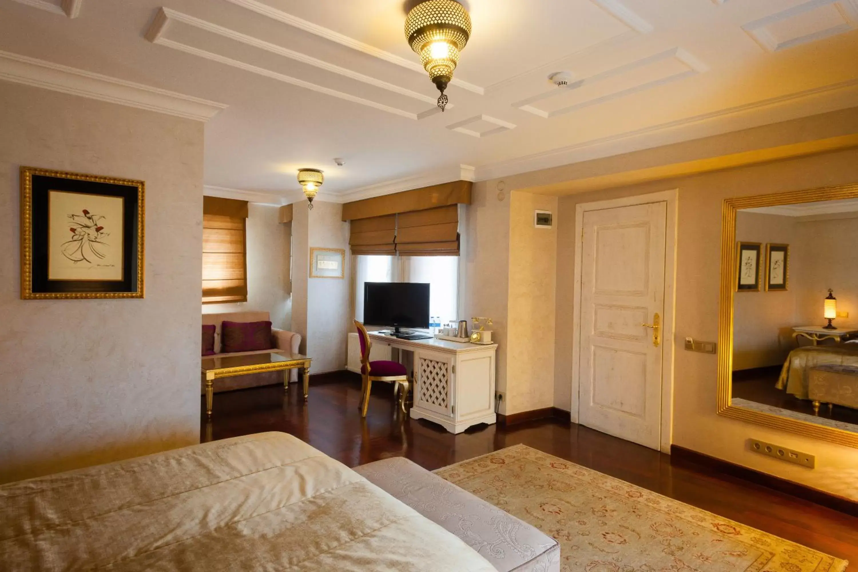 Bedroom, TV/Entertainment Center in İstanbul Bosphorus Hotel Symbola