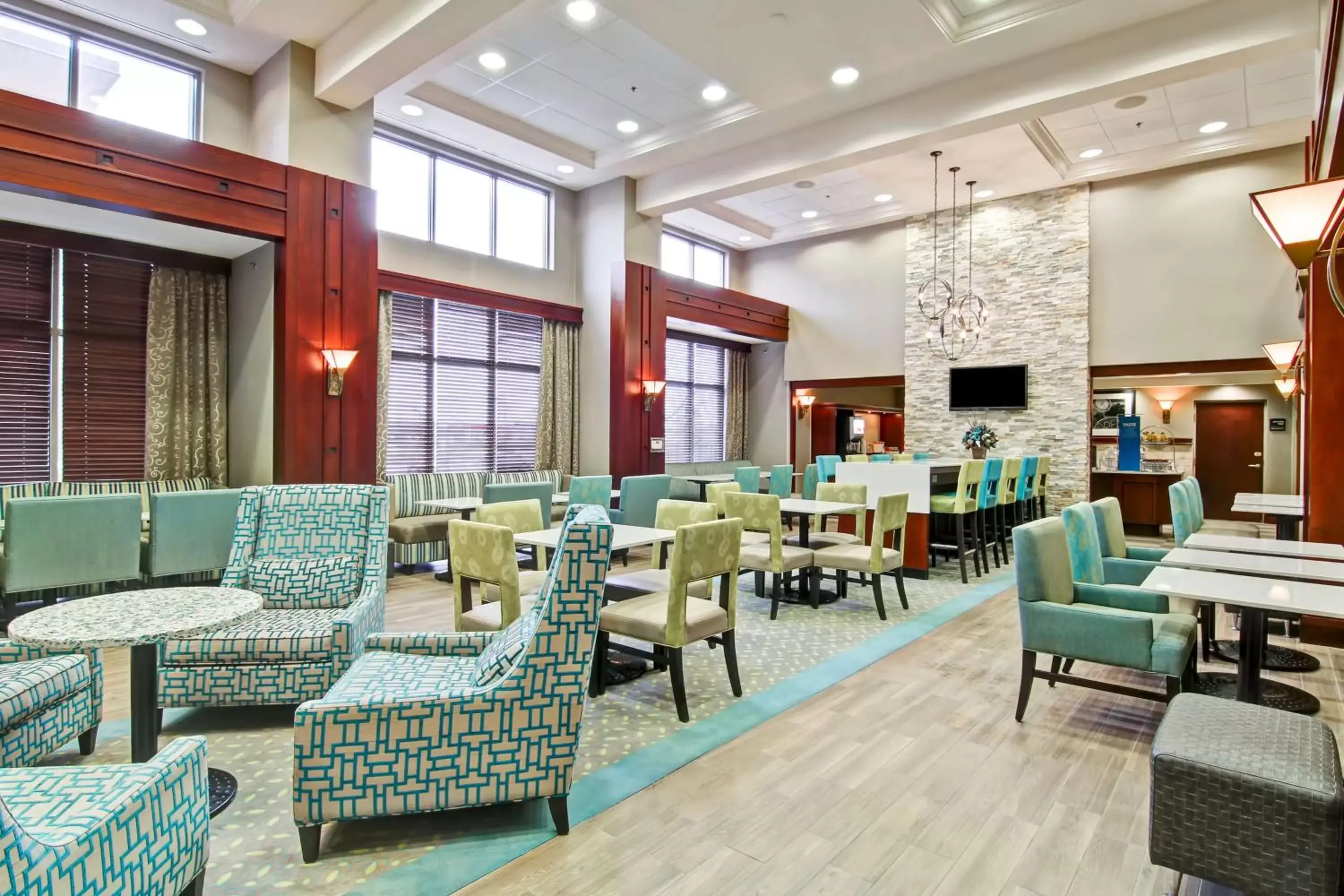Lounge or bar, Restaurant/Places to Eat in Hampton Inn By Hilton & Suites Guelph, Ontario, Canada