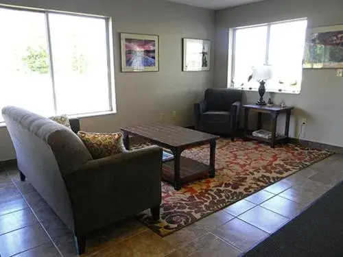 Day, Seating Area in Boarders Inn & Suites by Cobblestone Hotels - Munising