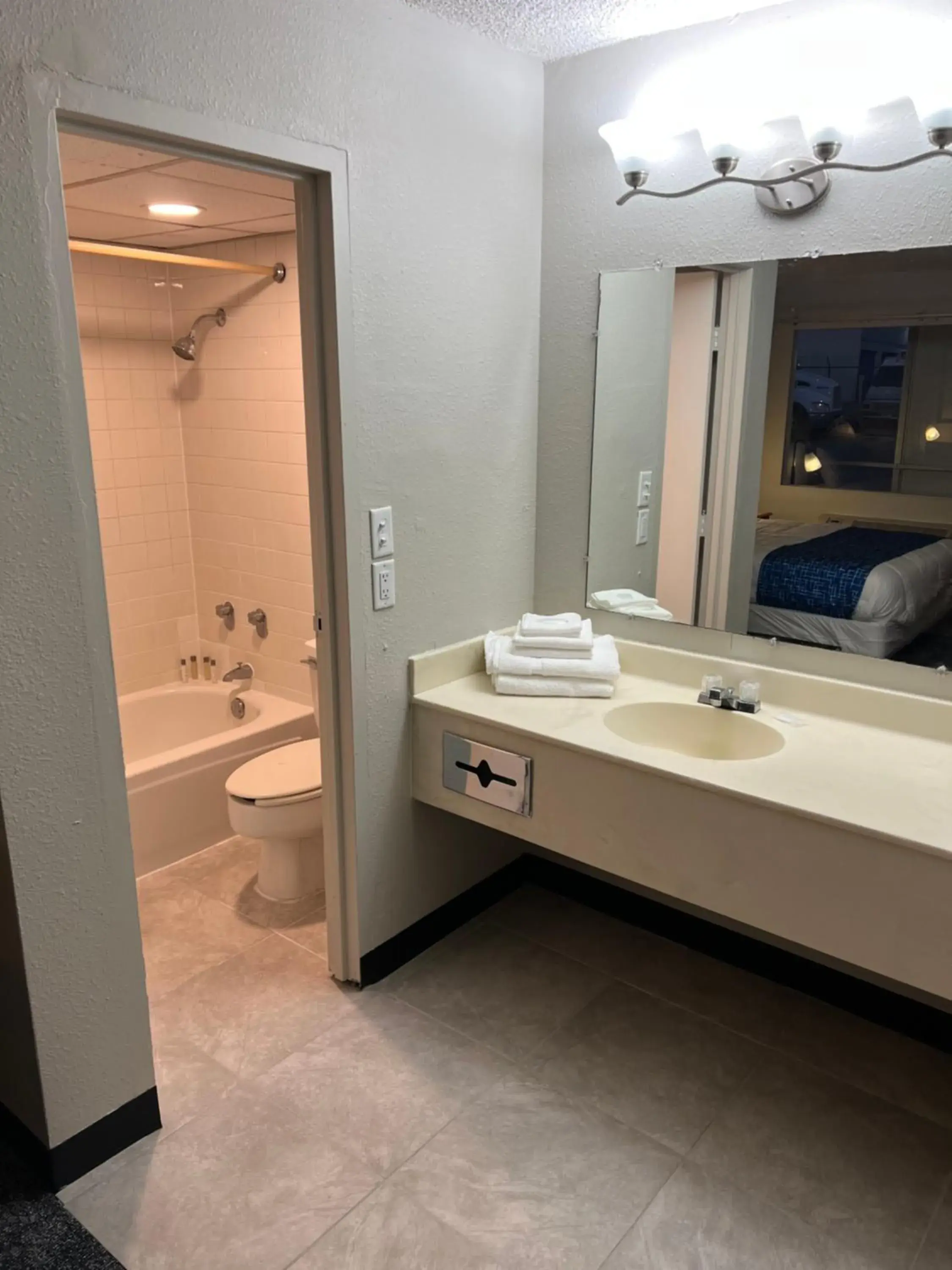 Shower, Bathroom in Travelodge by Wyndham Lincoln Northeast