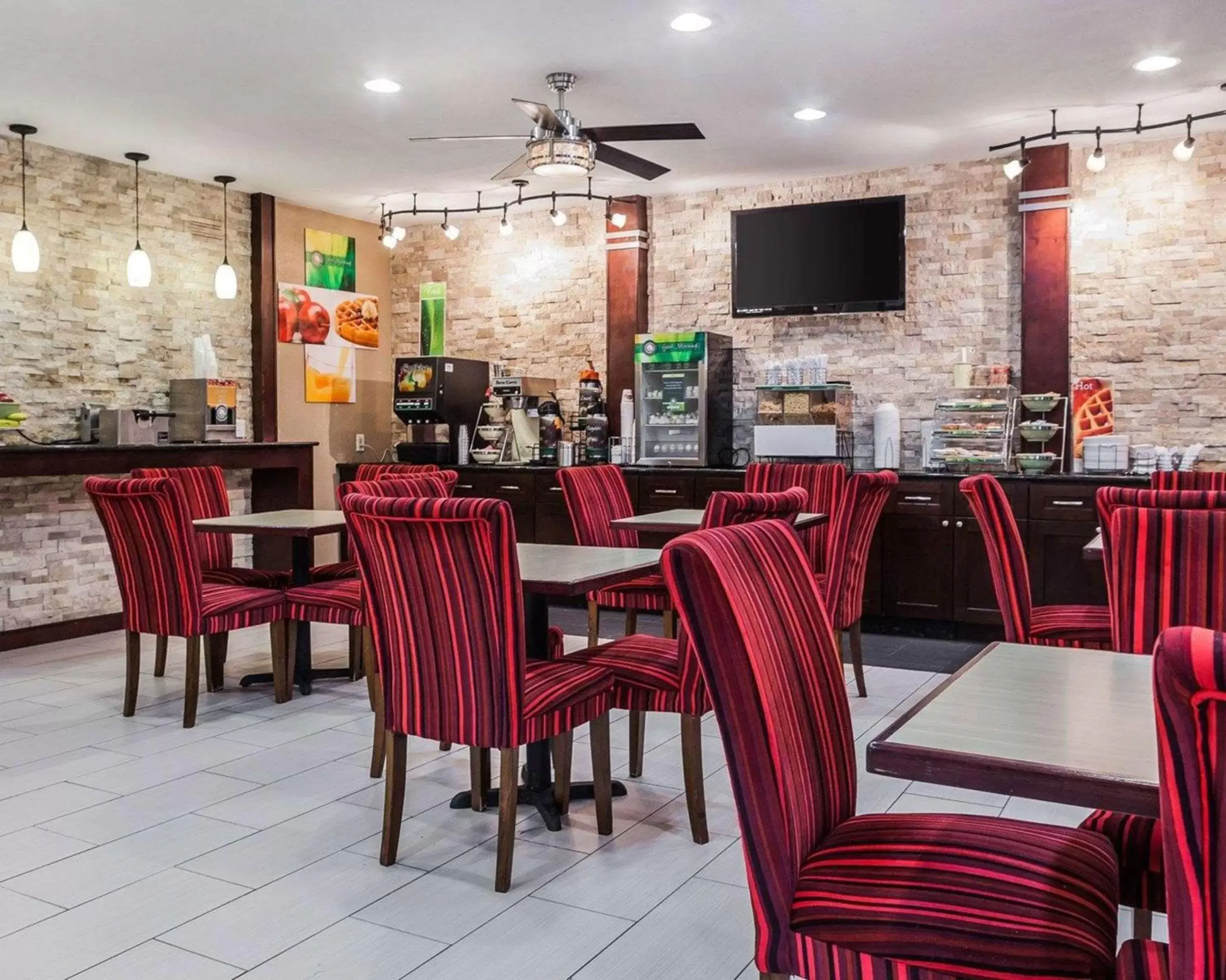 Restaurant/Places to Eat in Quality Inn & Suites Des Moines Airport