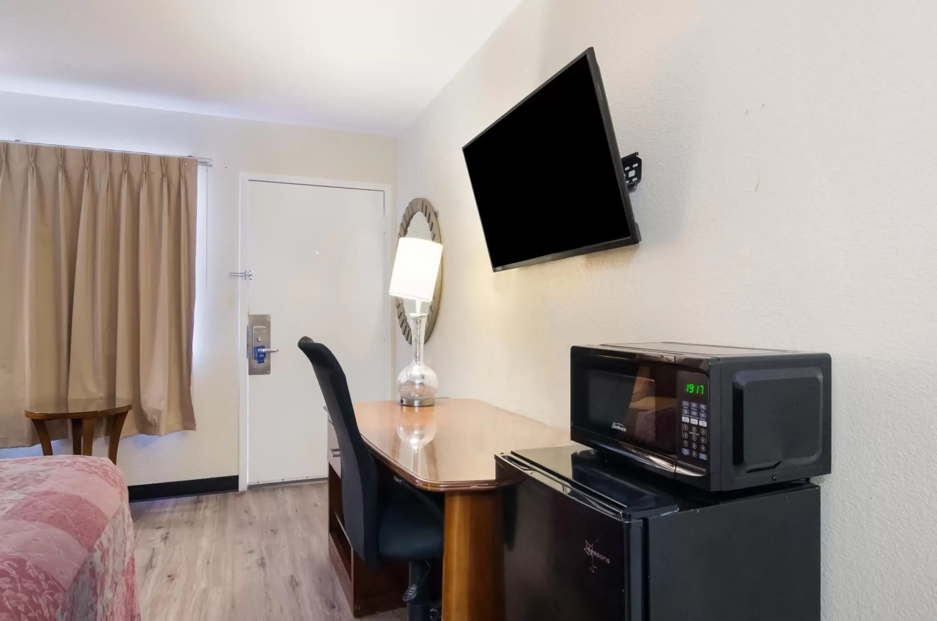 TV and multimedia, TV/Entertainment Center in Rodeway Inn Greeley