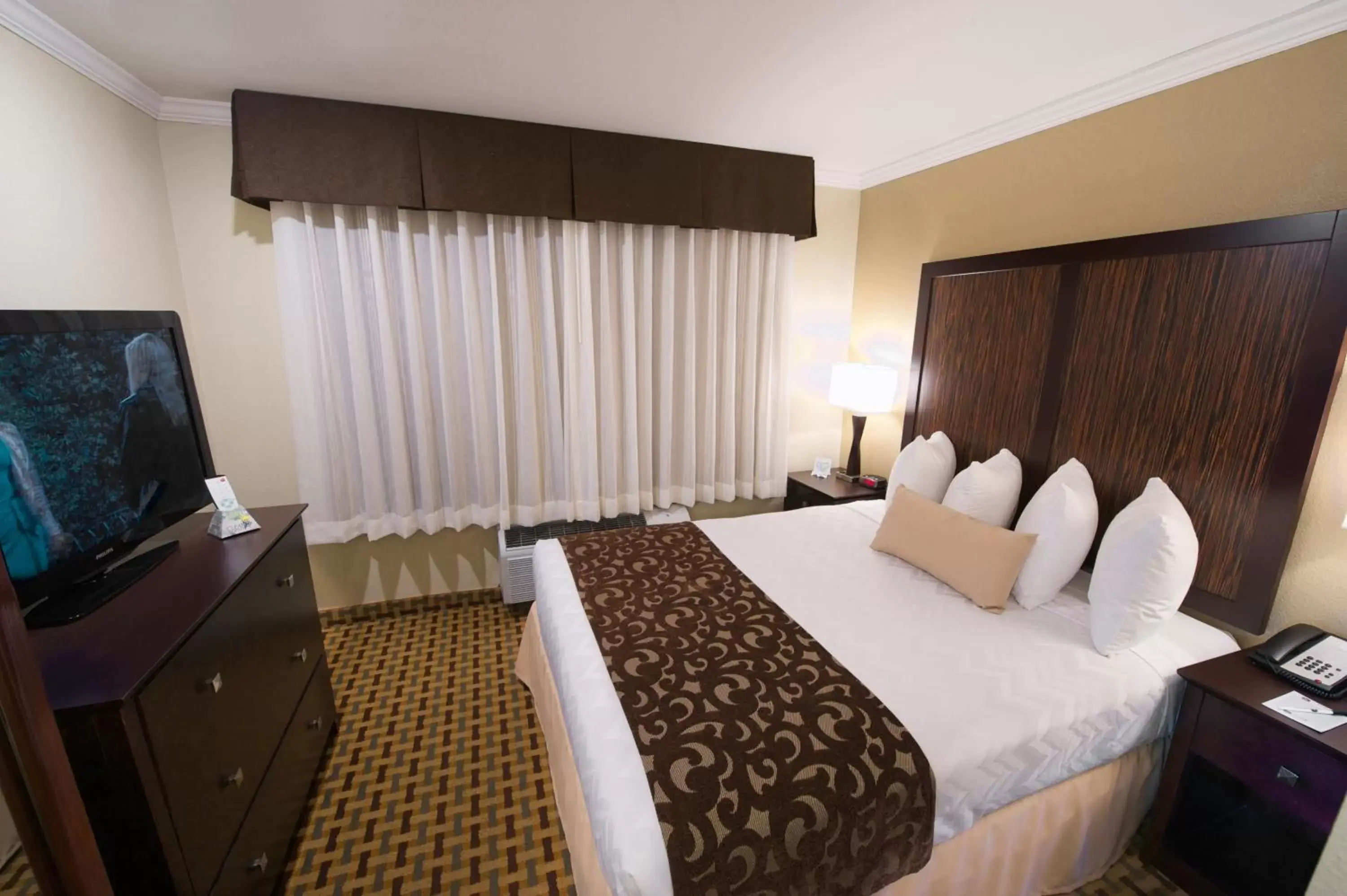 Bed in Best Western Plus Orchid Hotel & Suites