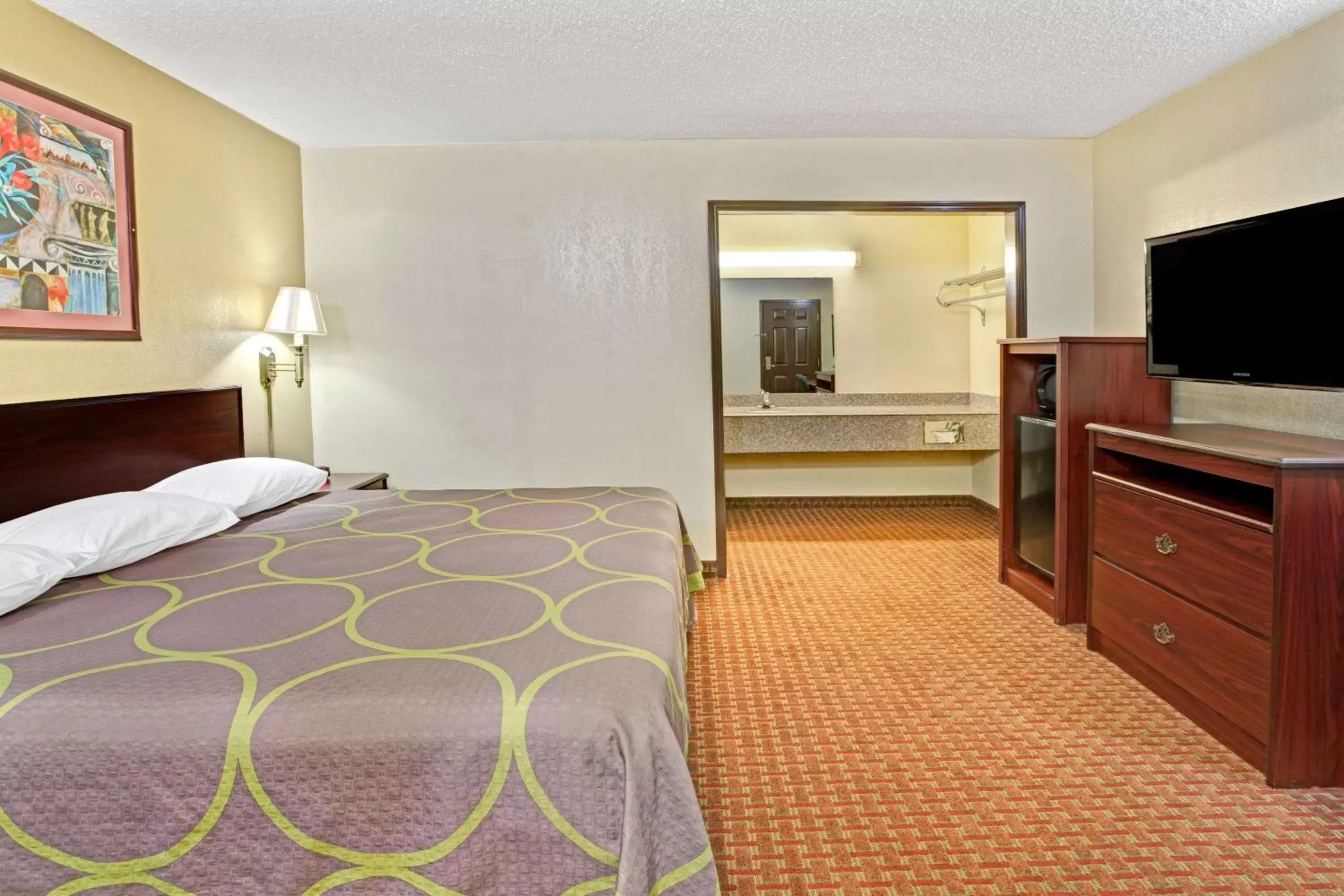 Photo of the whole room, Bed in Super 8 by Wyndham Shawnee