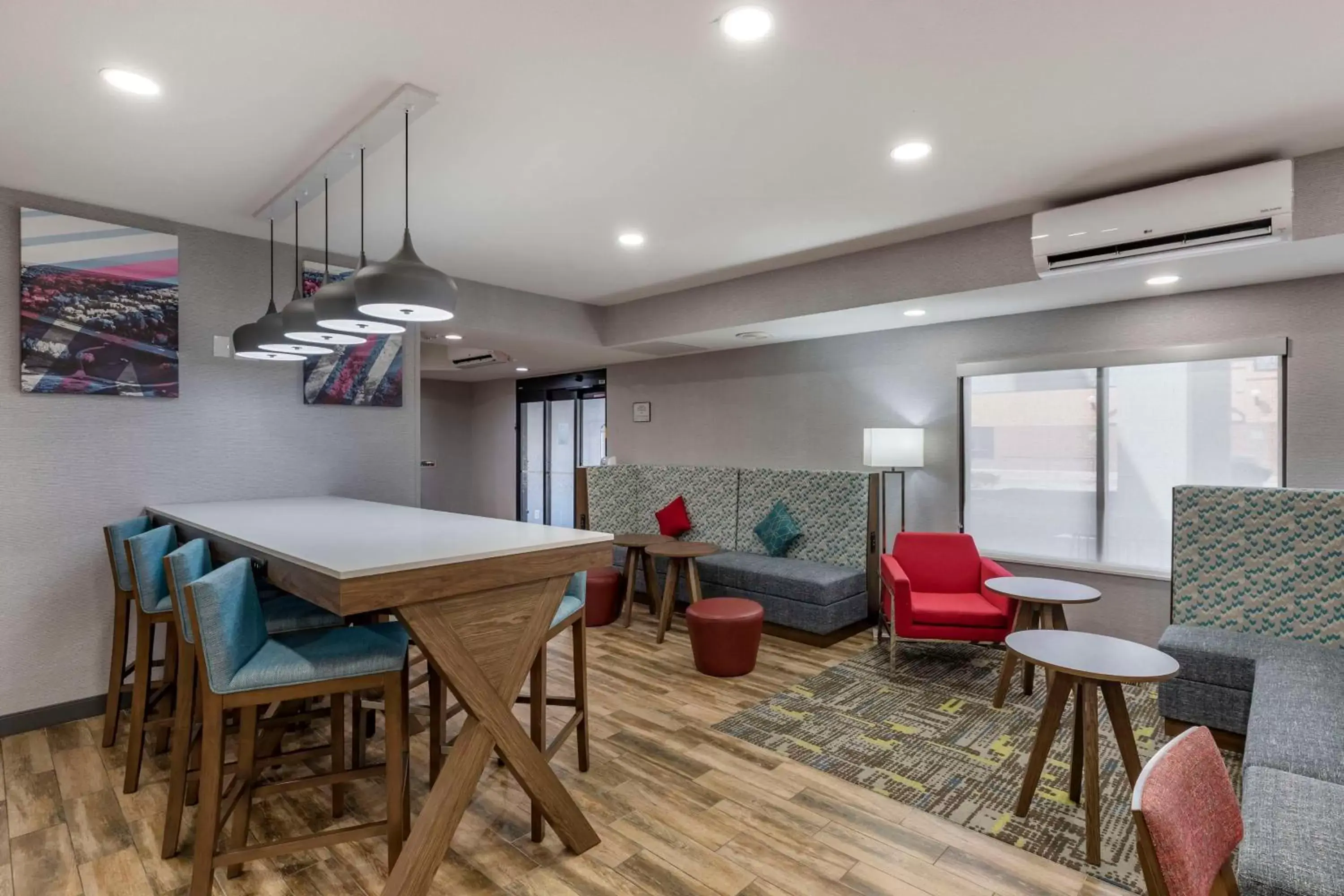 Lobby or reception, Dining Area in Hampton Inn Fort Collins