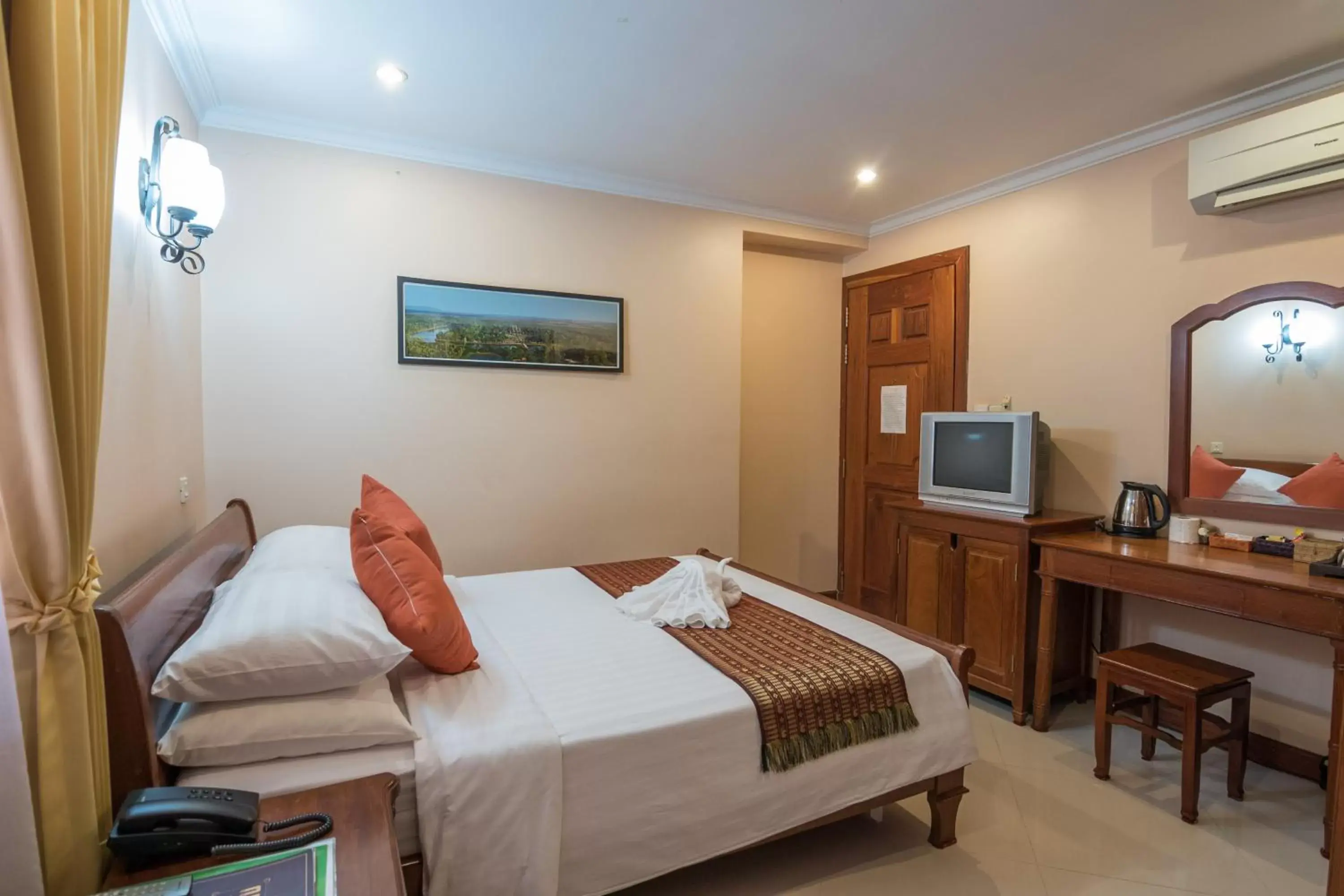 Living room, Bed in Neth Socheata Hotel