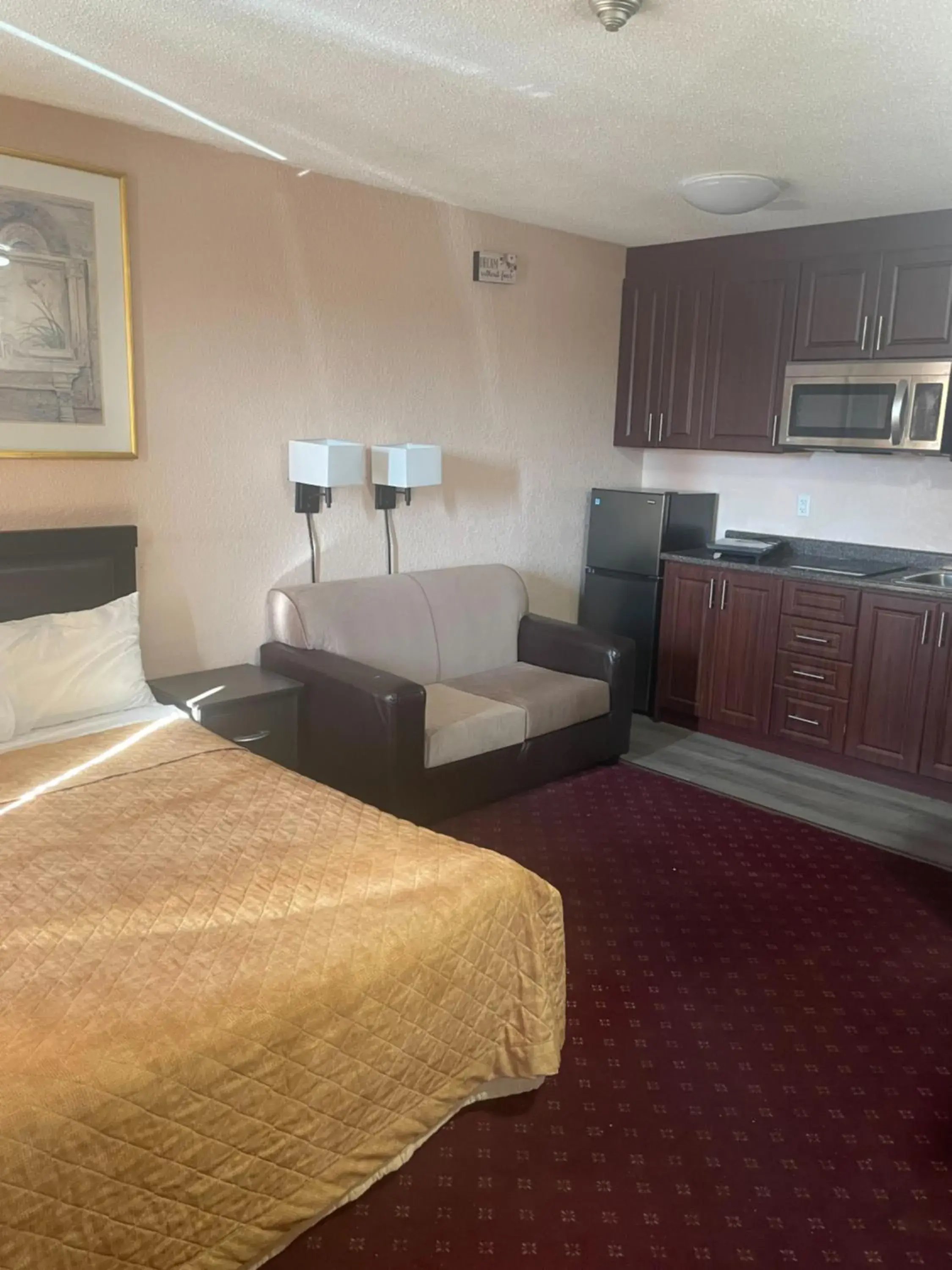 Kitchen or kitchenette, Bed in Niagara Lodge & Suites Kitchen or kitchenette, Bed in Niagara Lodge & Suites