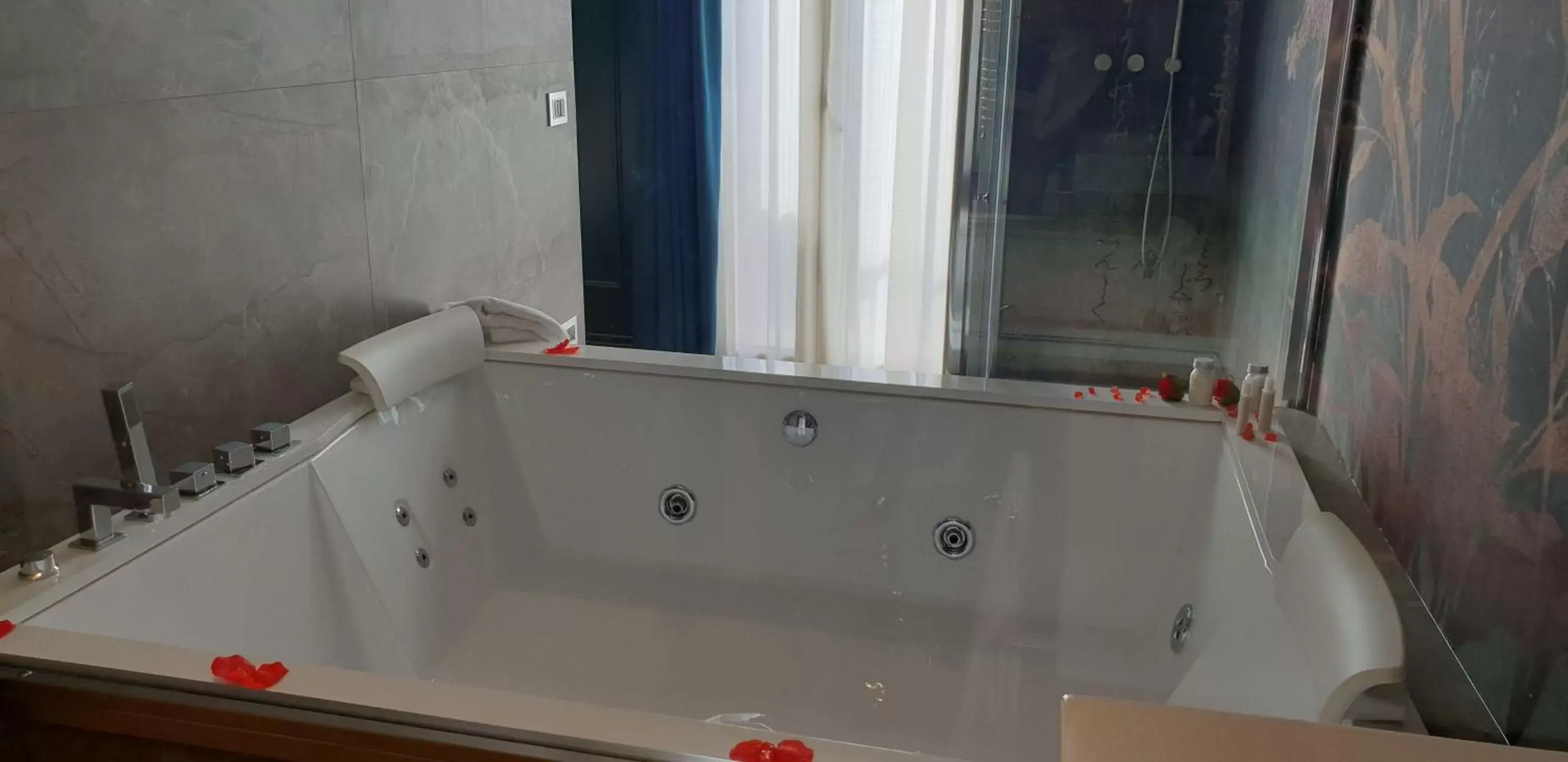 Photo of the whole room, Bathroom in Best Western Plus Hotel Perla Del Porto