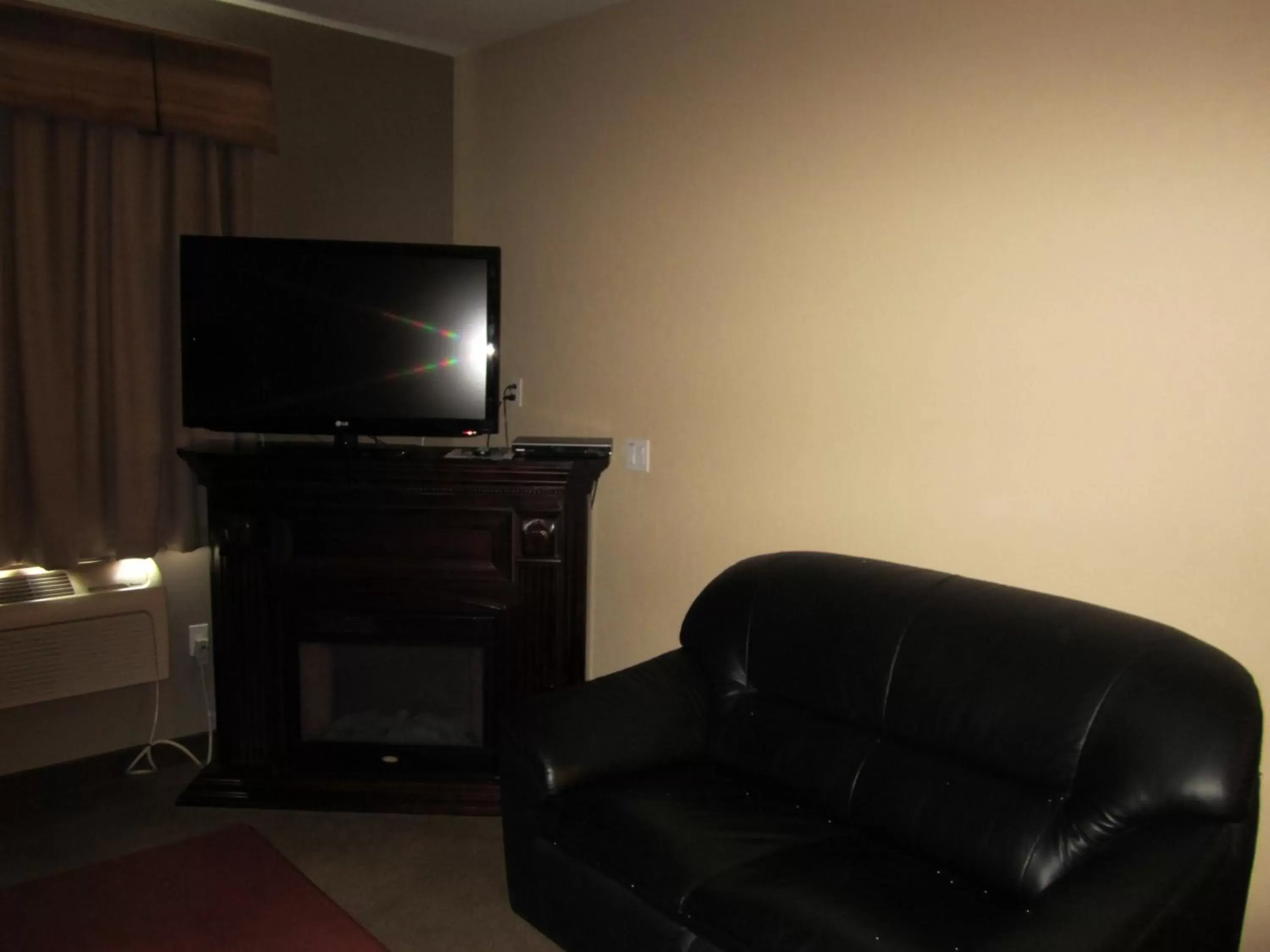 Bedroom, TV/Entertainment Center in Lakeview Inns & Suites - Fort Nelson