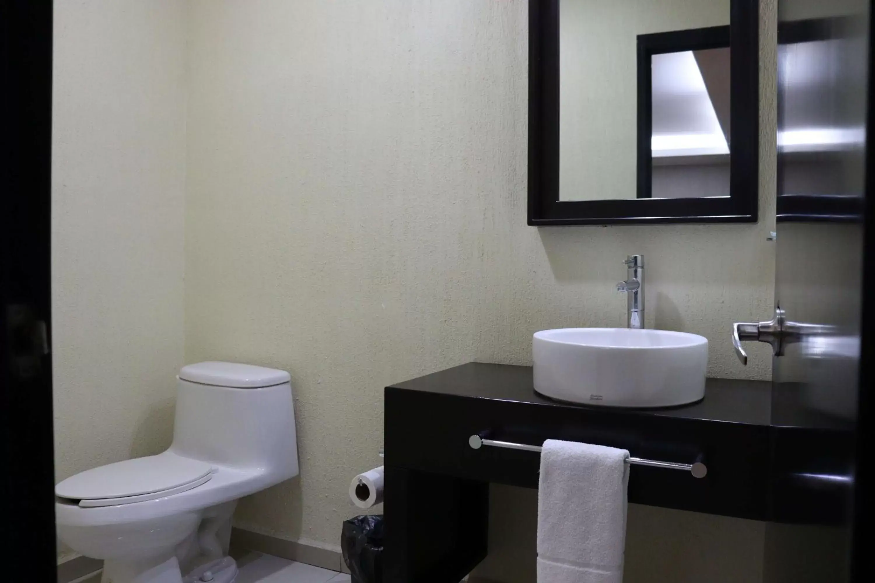 TV and multimedia, Bathroom in Wyndham Garden Aguascalientes Hotel & Casino