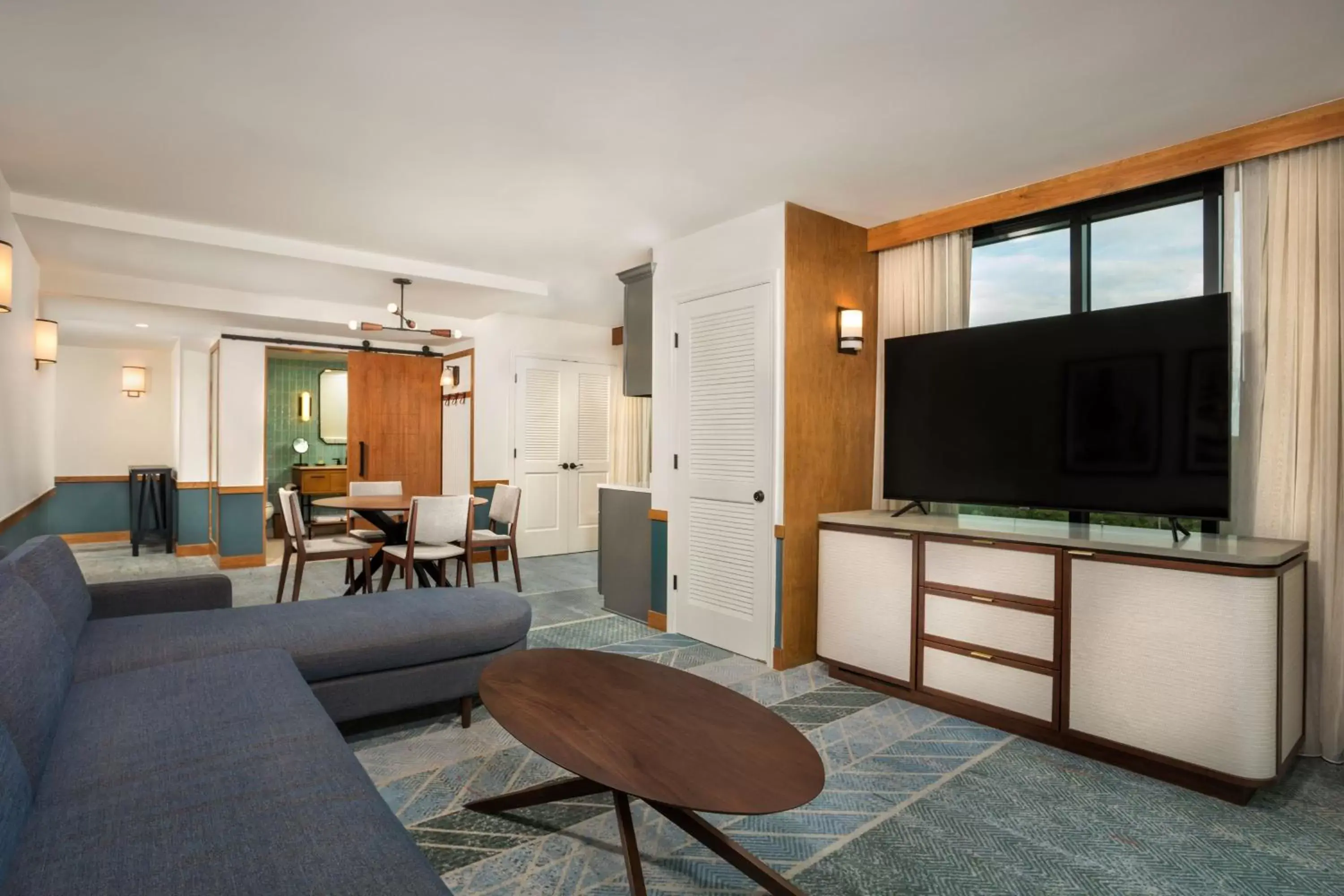 Living room, TV/Entertainment Center in Merriweather Lakehouse Hotel, Autograph Collection