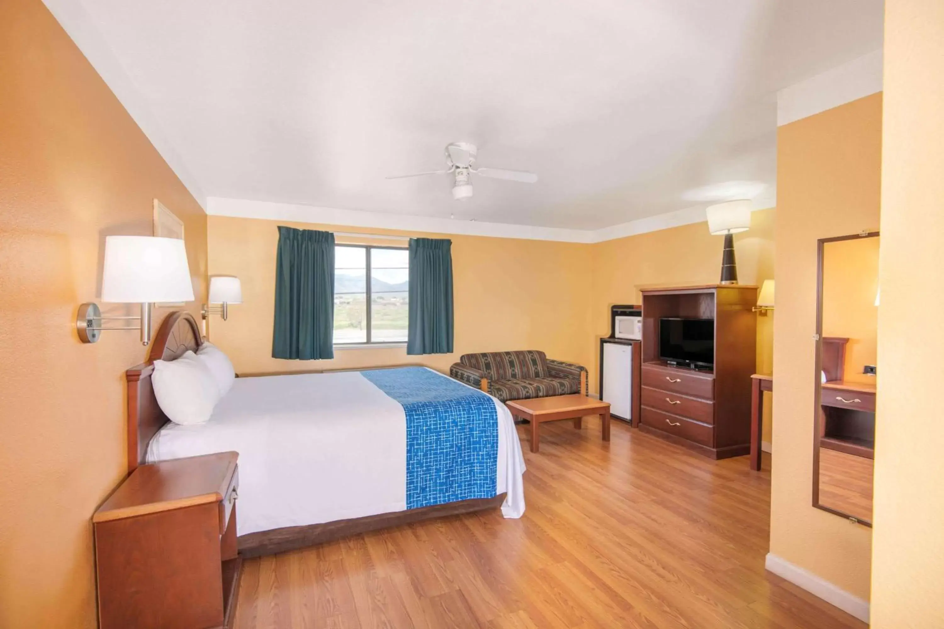 Photo of the whole room, Bed in Travelodge by Wyndham Kingman
