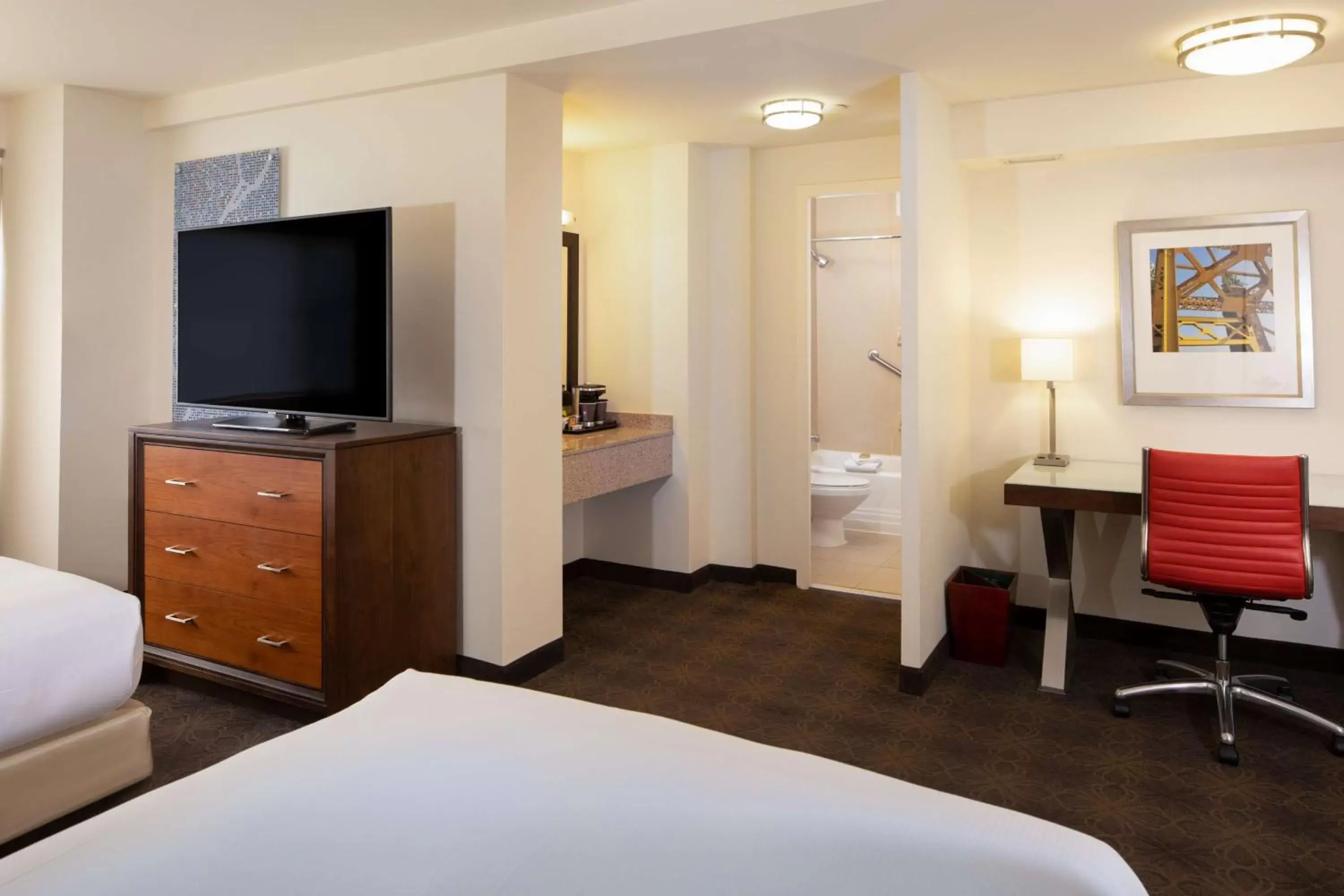 Bedroom, TV/Entertainment Center in DoubleTree by Hilton Hotel & Suites Pittsburgh Downtown