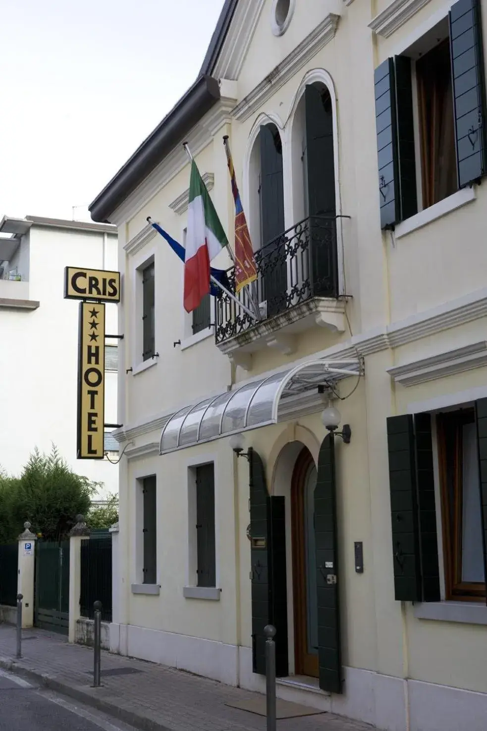 Facade/entrance, Property Building in Hotel Cris