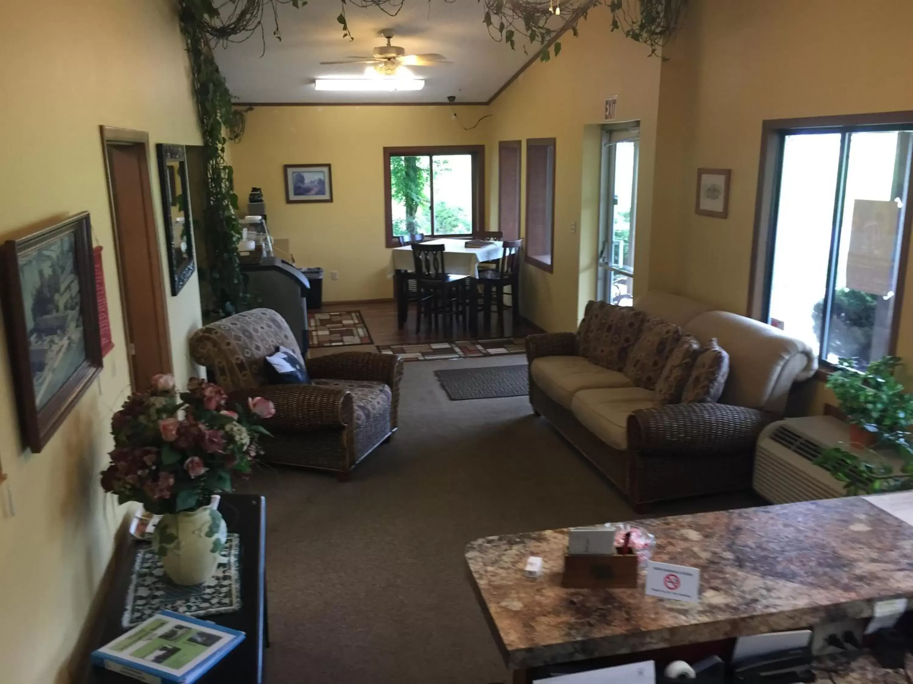 Coffee/tea facilities, Seating Area in Arbor Inn of Historic Marshall