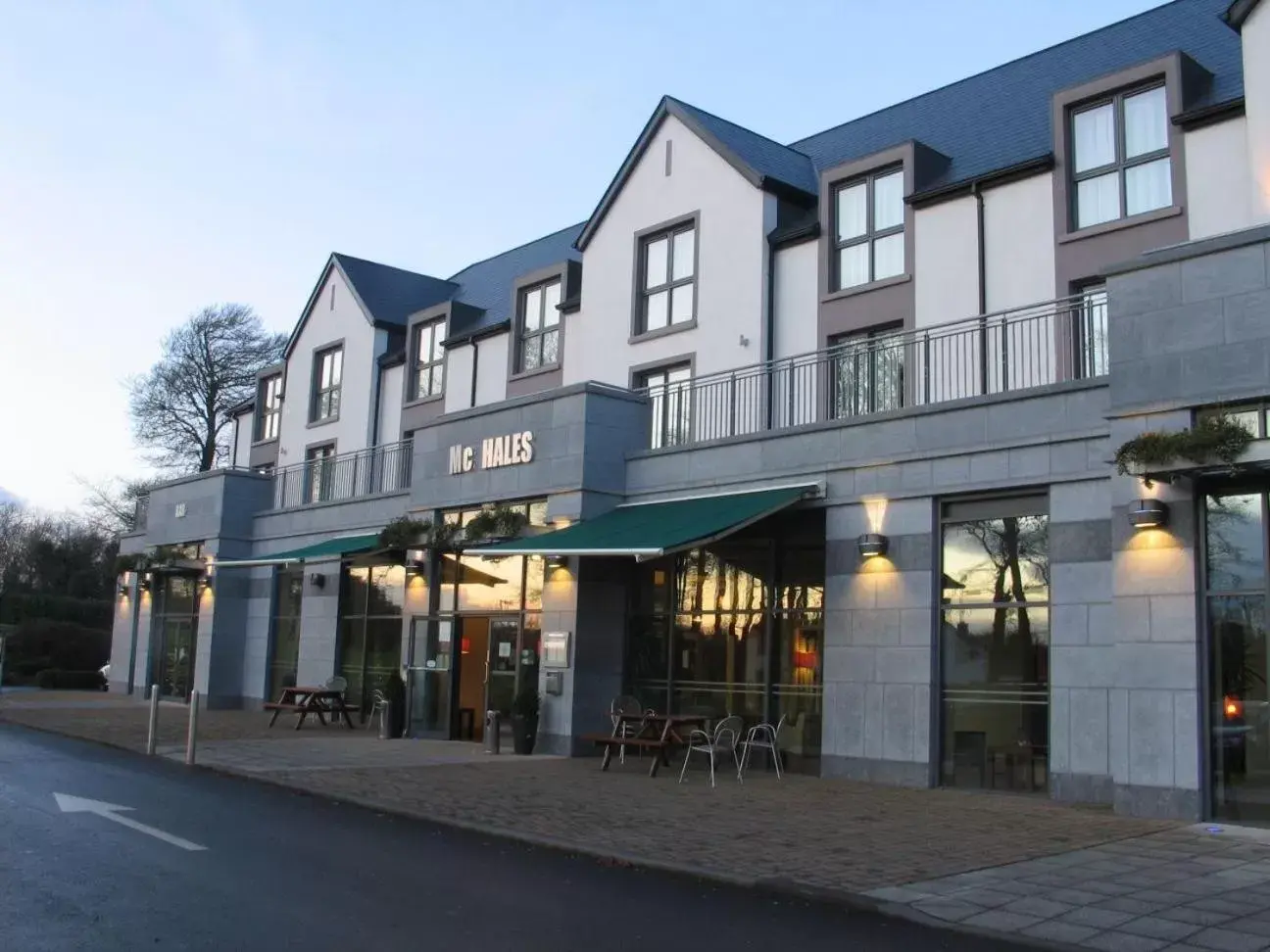 Lounge or bar, Property Building in Raheen Woods Hotel