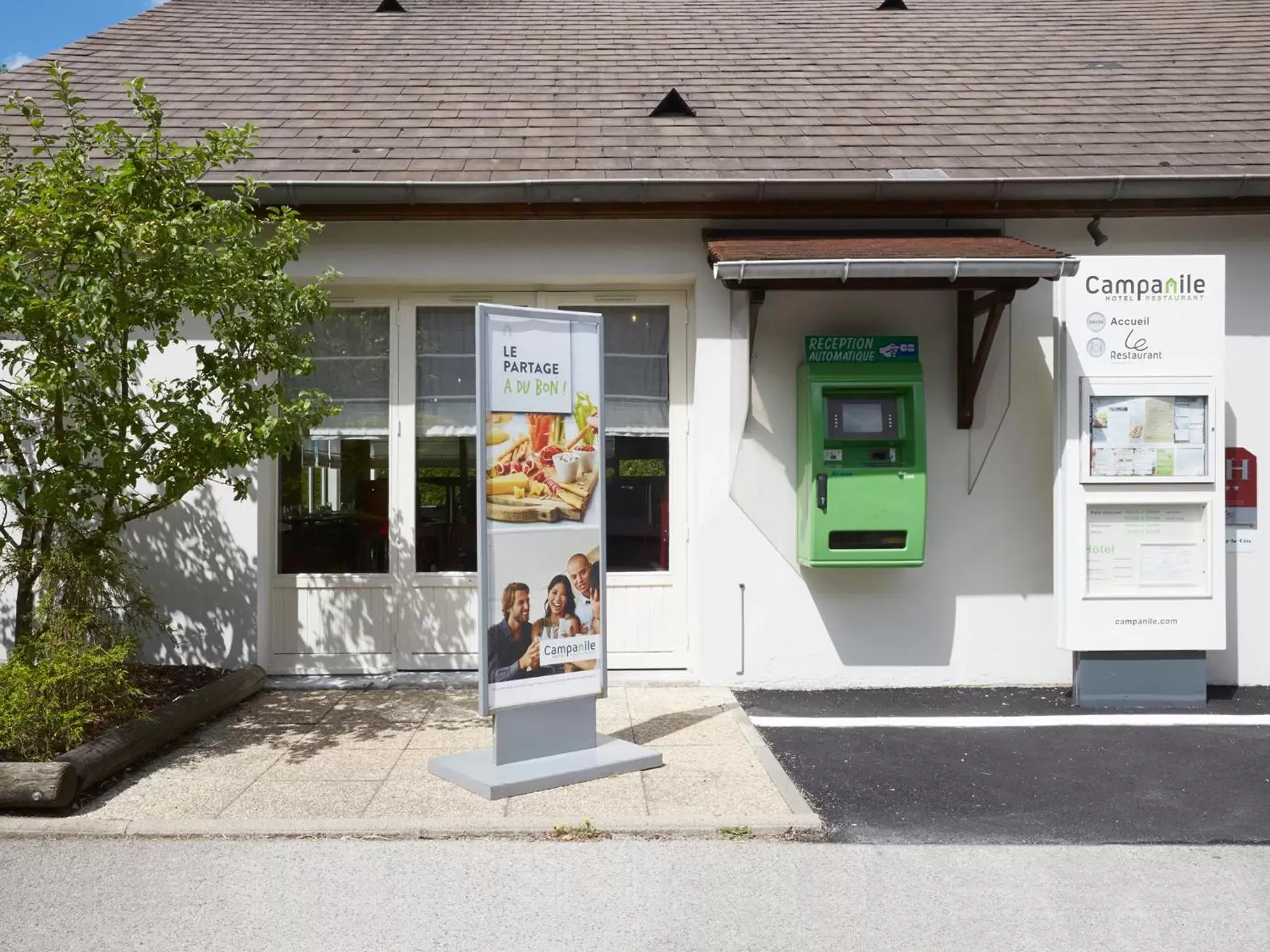 Facade/Entrance in Campanile Dijon Sud - Marsannay