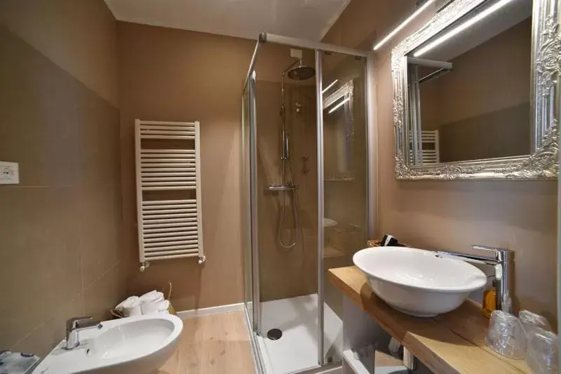 Shower, Bathroom in Lainez Rooms & Suites