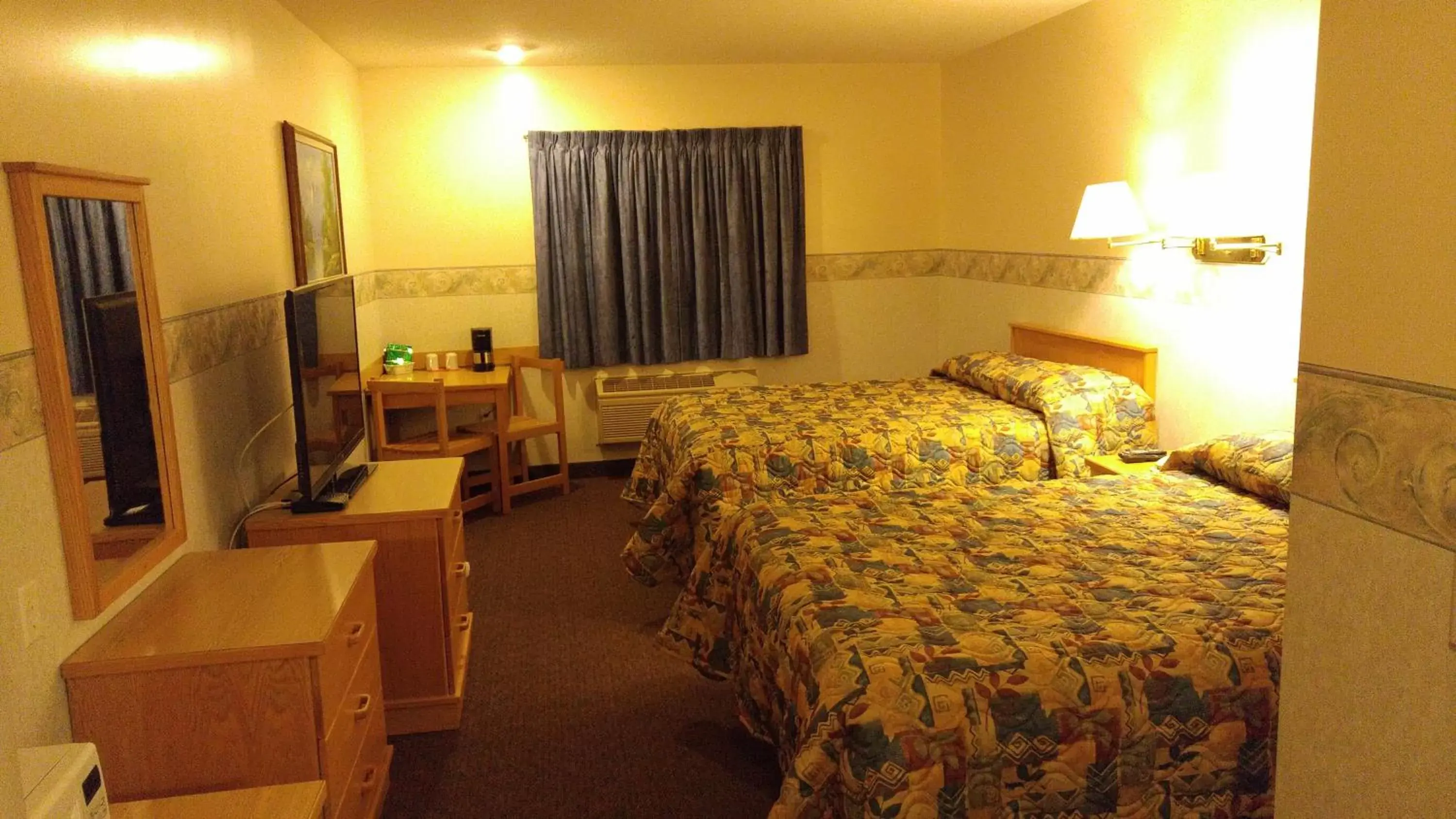 Queen Room with Two Queen Beds - Non-Smoking in Crossfield Country Inn