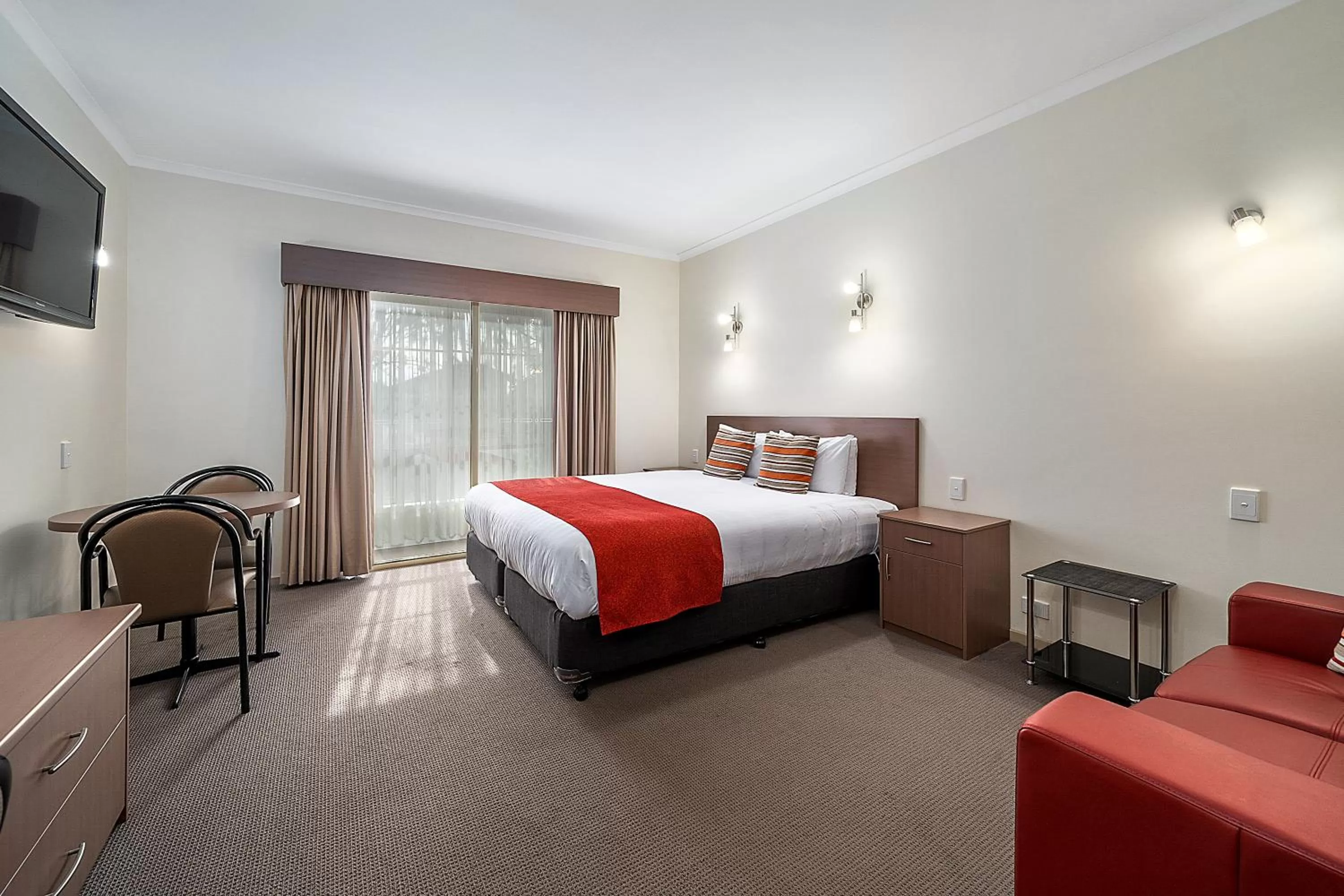 Photo of the whole room, Bed in Comfort Inn Heritage Wagga