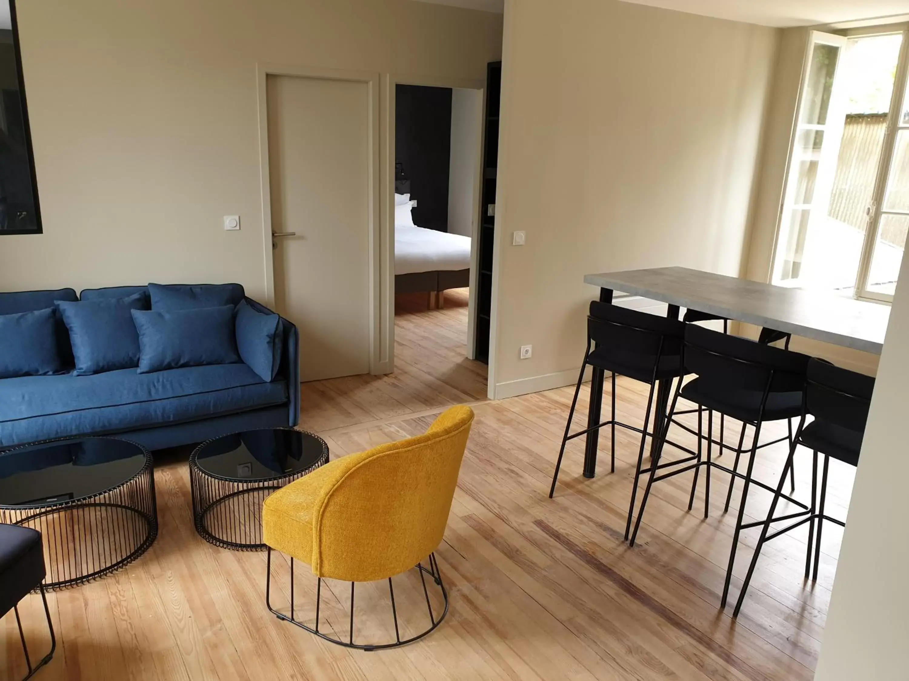 Bed, Dining Area in Au Loup Historic Apartments