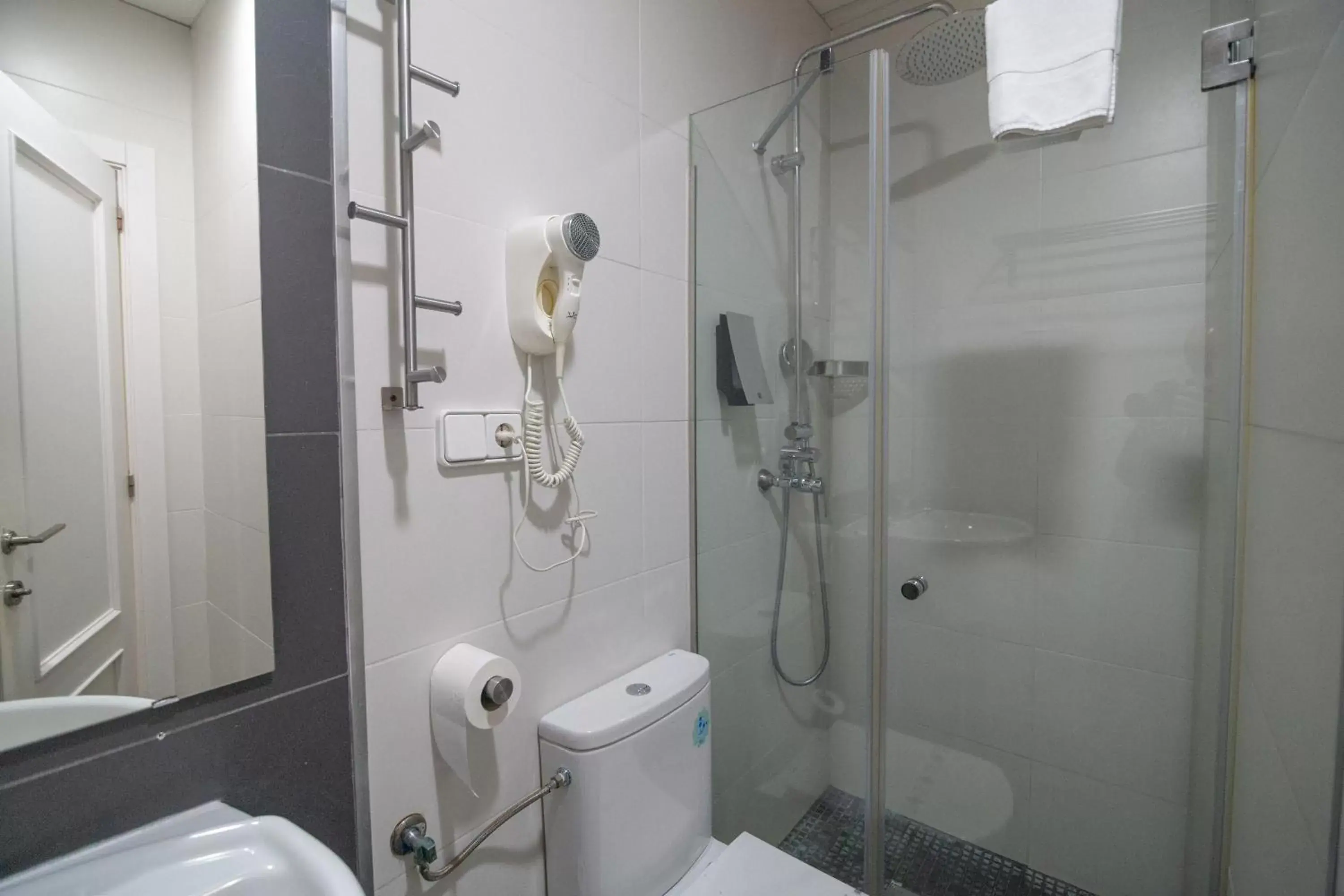 Shower, Bathroom in Hotel La Milagrosa