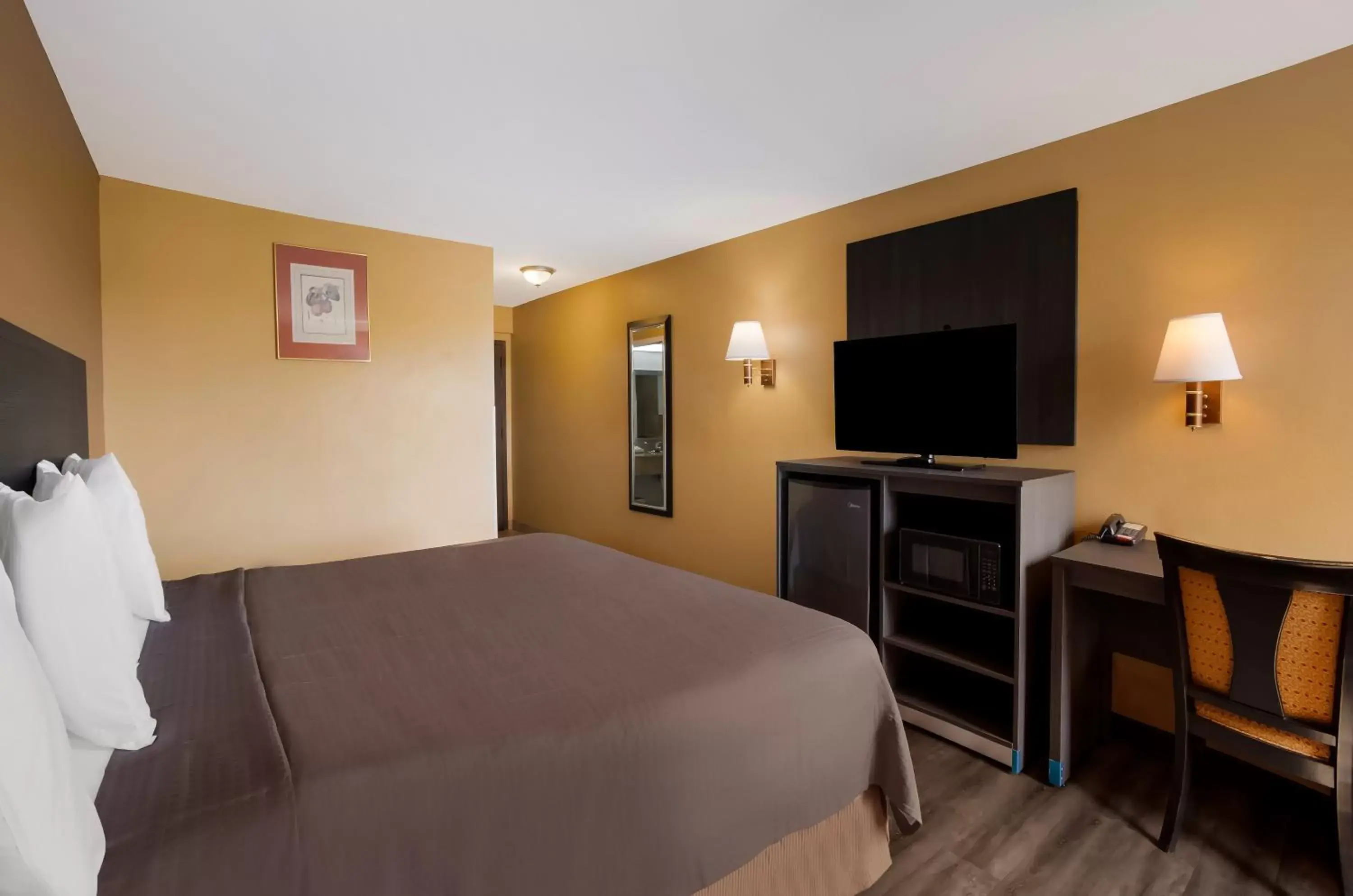 Bed in Scottish Inn & Suites-Allentown