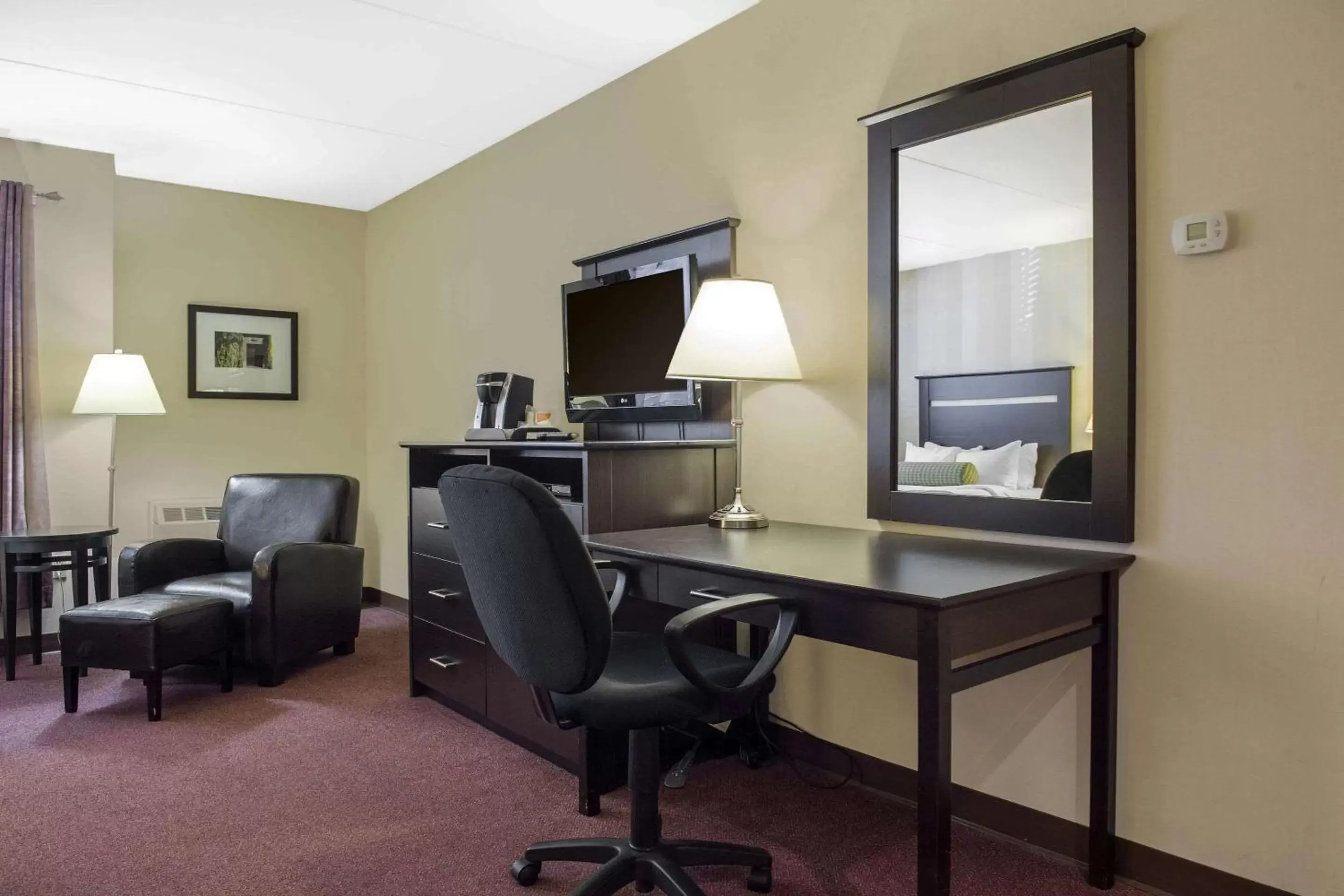 Photo of the whole room, TV/Entertainment Center in Clarion Hotel & Conference Centre Pembroke