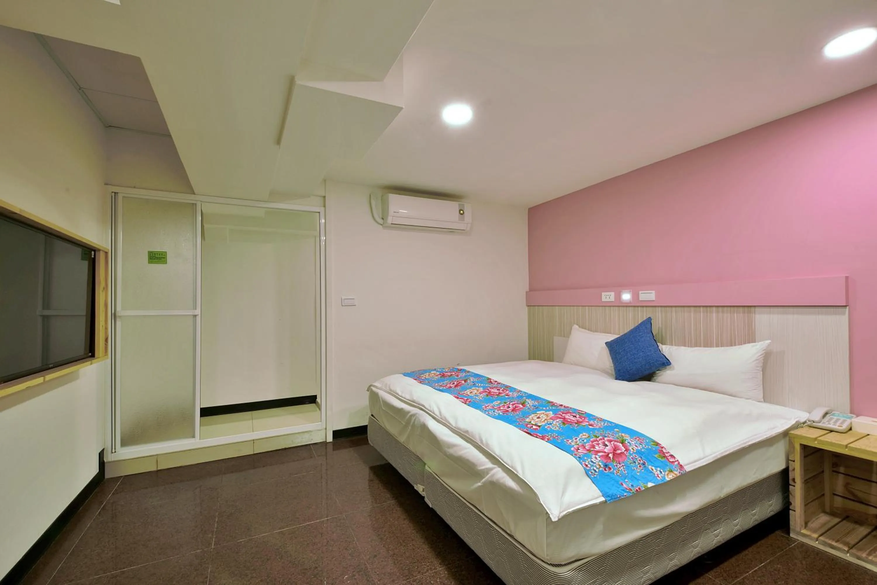 Bed in Good Night Hotel