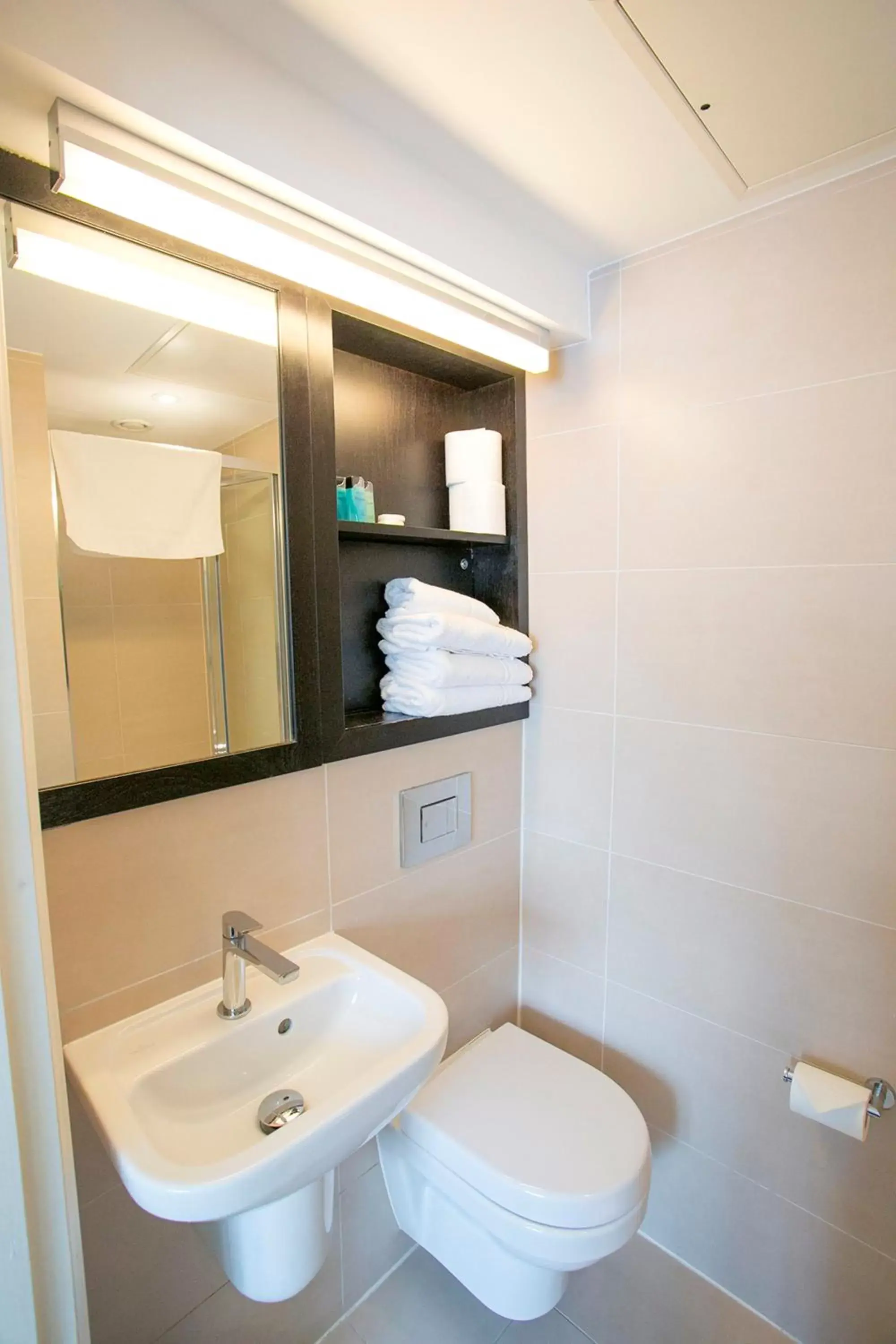 Bathroom in Bloomsbury Palace Hotel