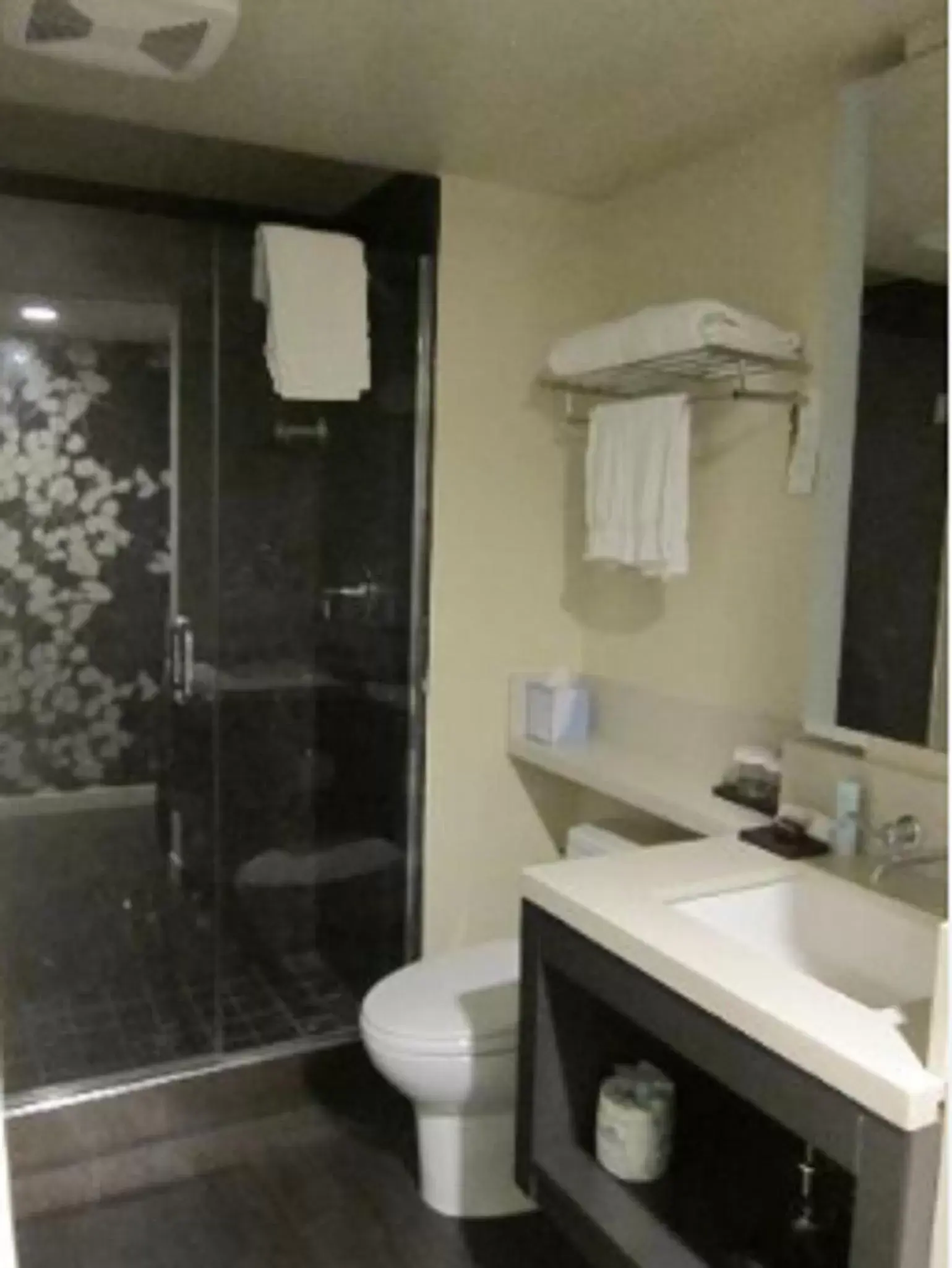 Shower, Bathroom in Hotel Keen