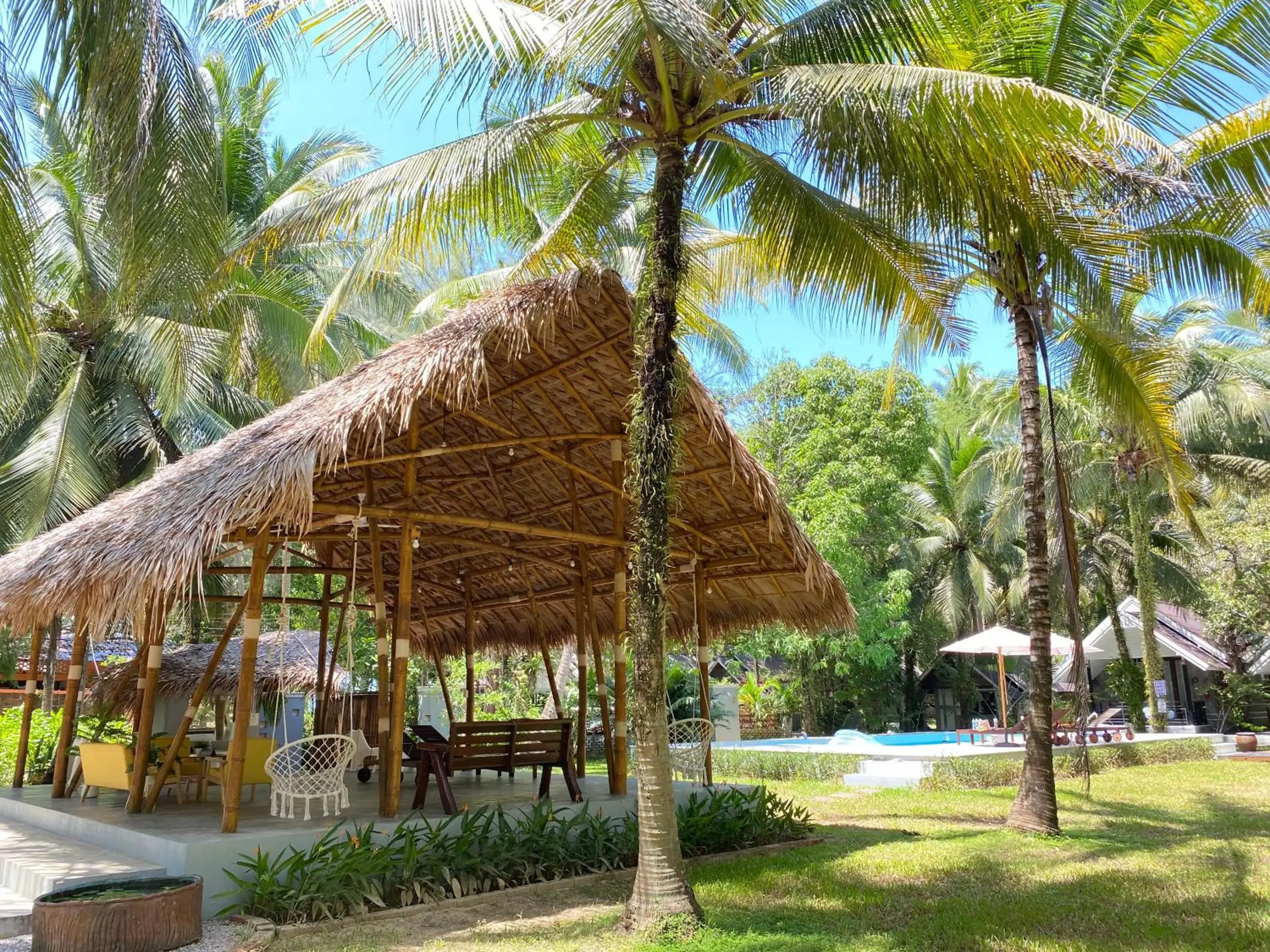 Garden, Swimming Pool in Pakmeng Resort