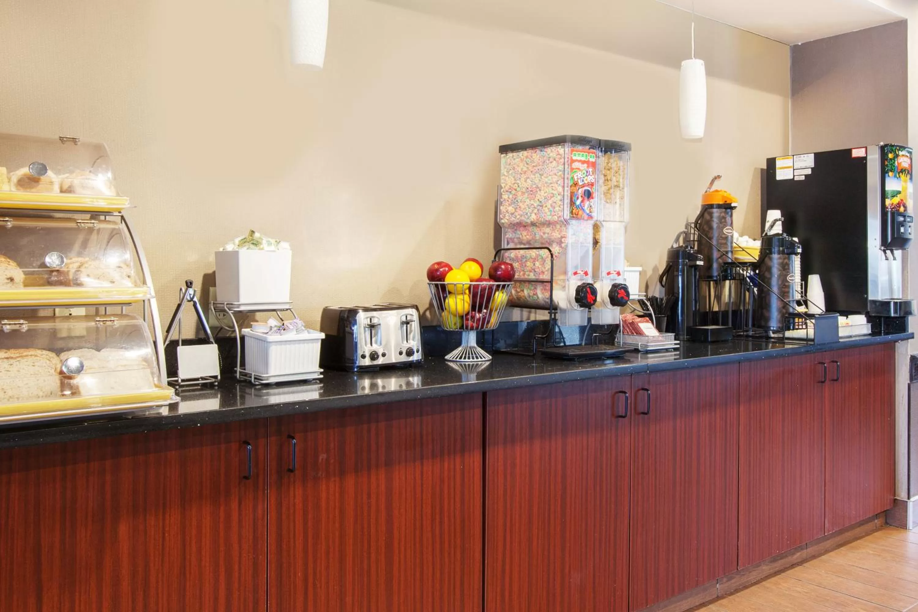 Dining area in Quality Inn Brewerton - Syracuse Oneida Lake Area