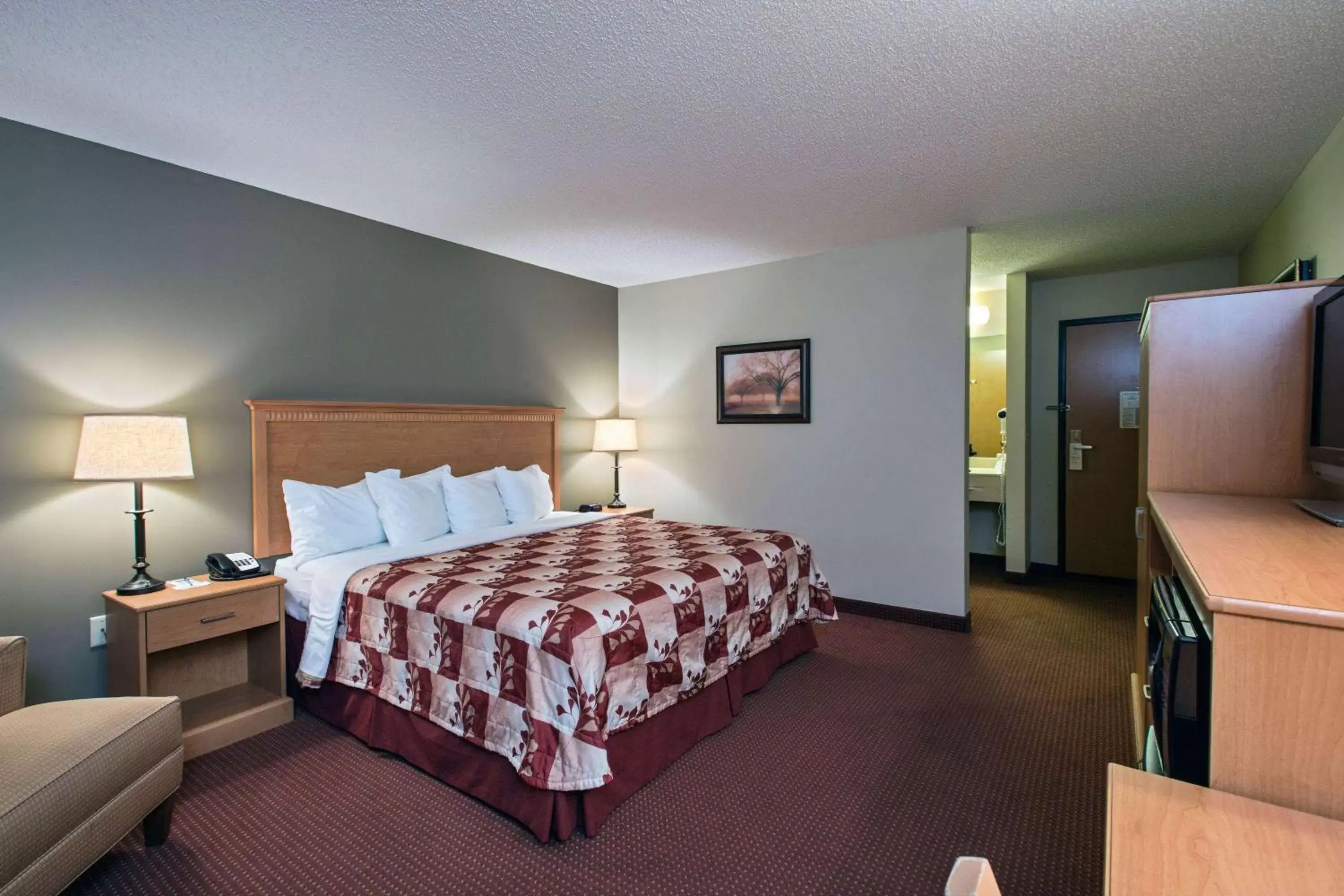 Bed in AmeriVu Inn and Suites - Waconia