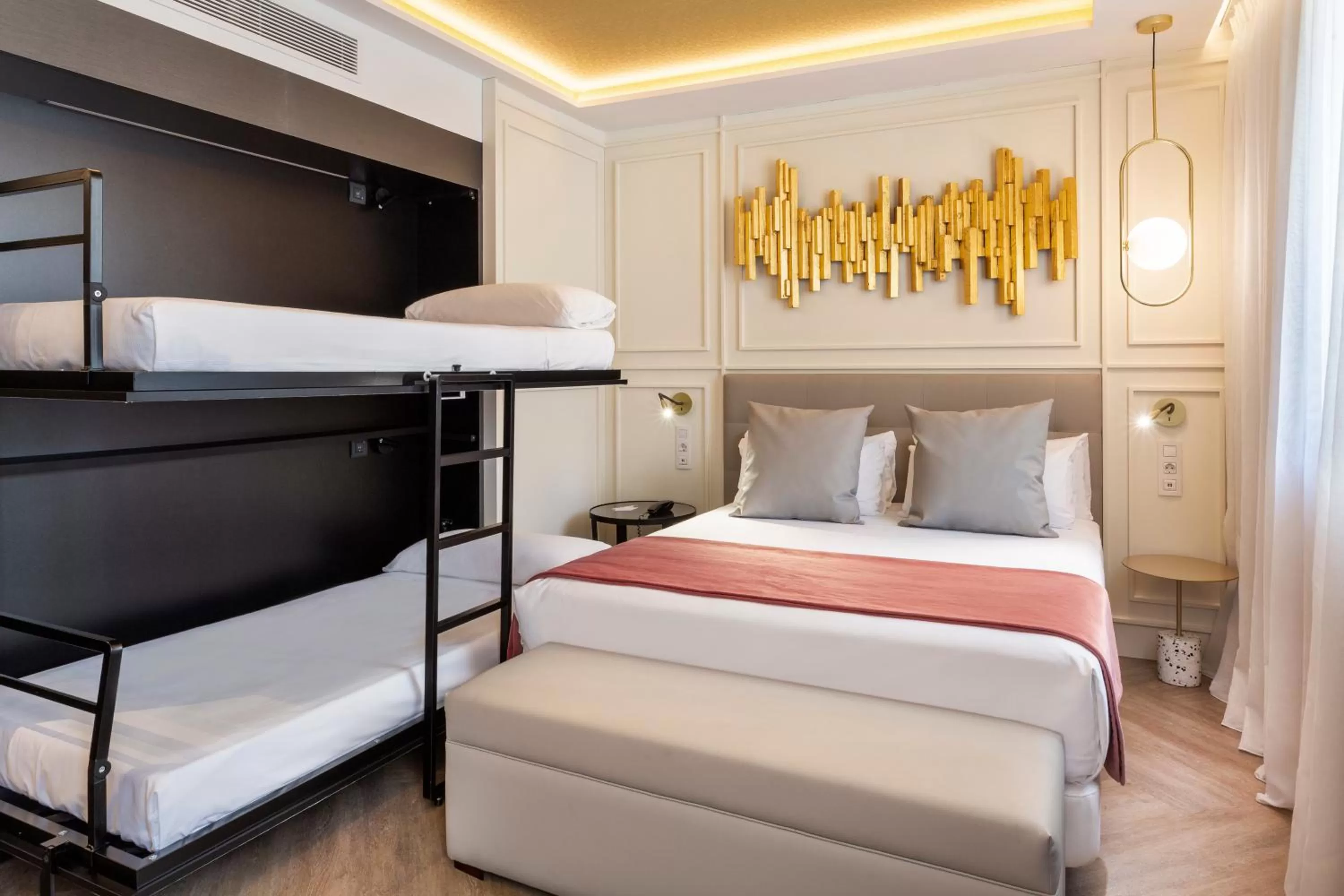 Photo of the whole room, Bed in Catalonia Goya