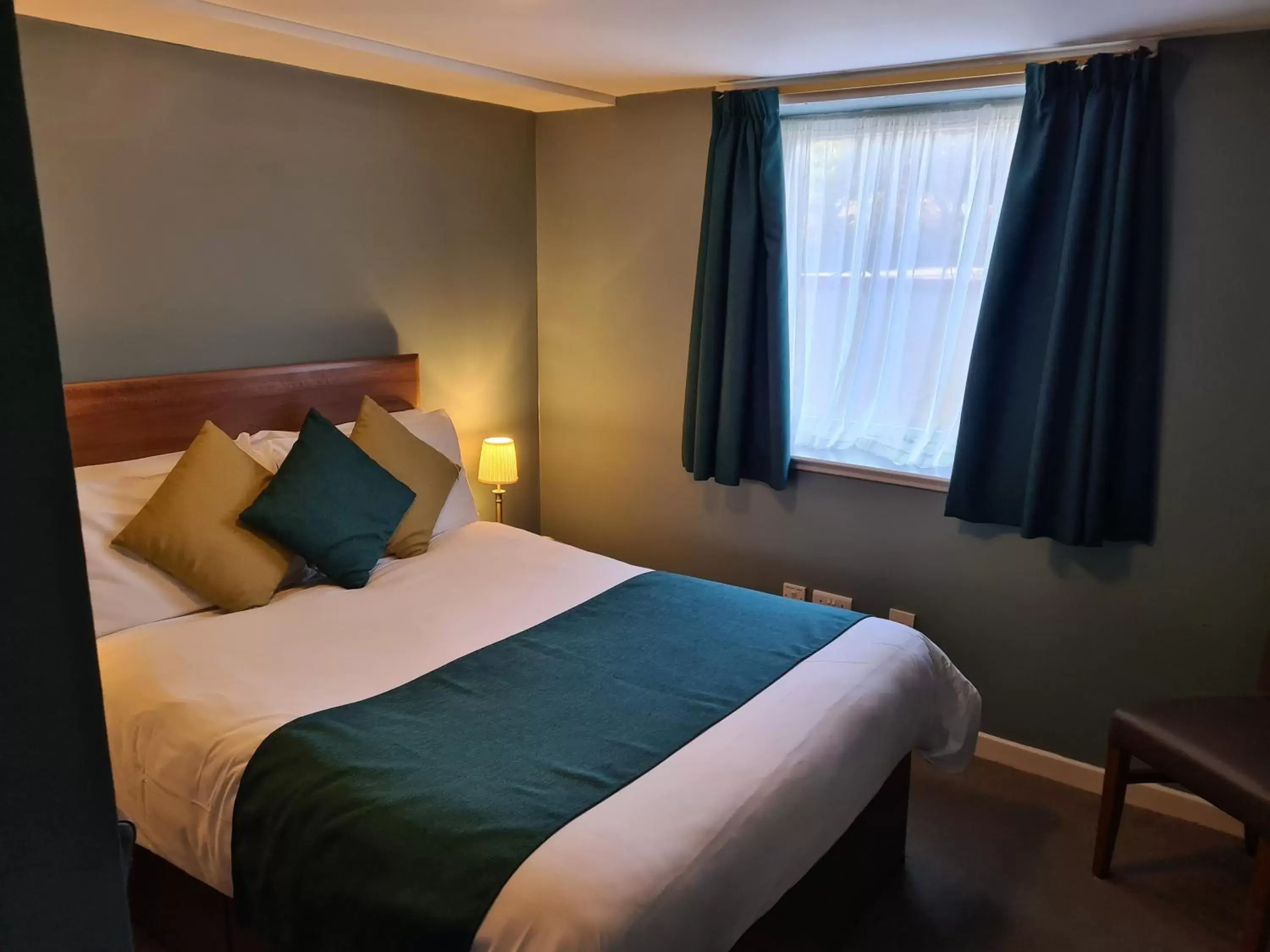 Bedroom, Bed in Dunmuir Hotel