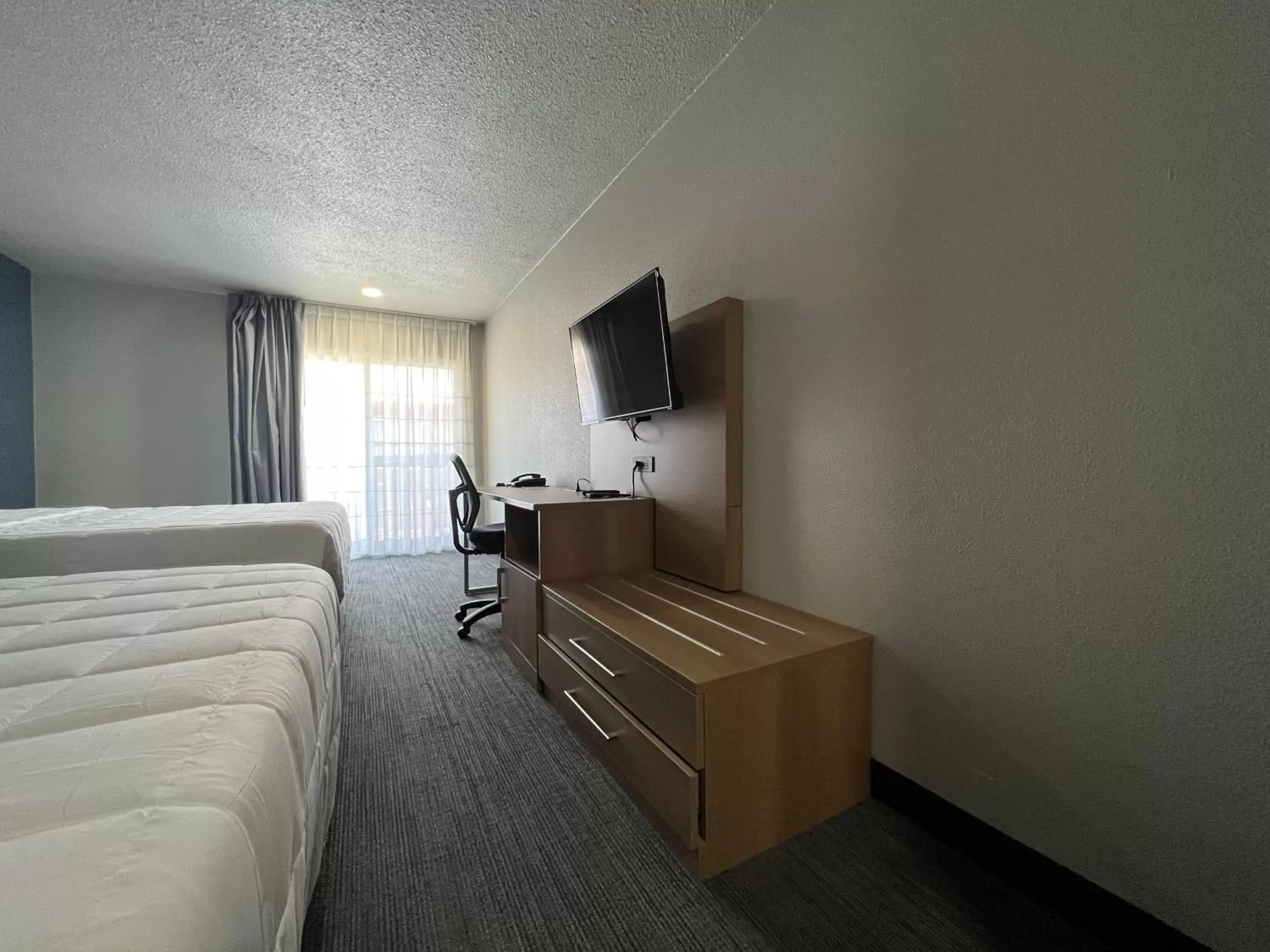 Photo of the whole room, TV/Entertainment Center in Quality Inn Portland Airport PDX