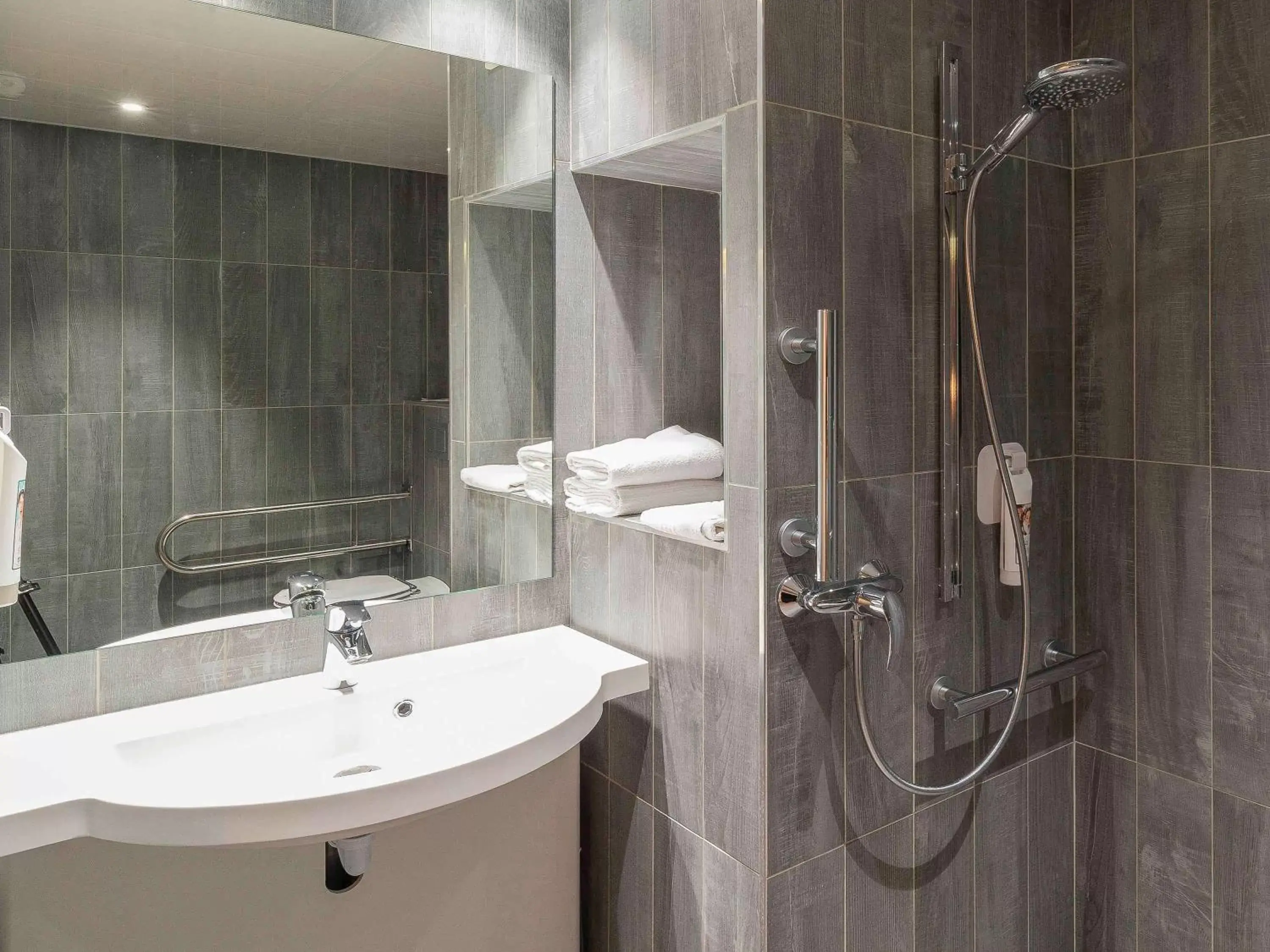 Photo of the whole room, Bathroom in ibis Lille Villeneuve-d'Ascq Grand Stade