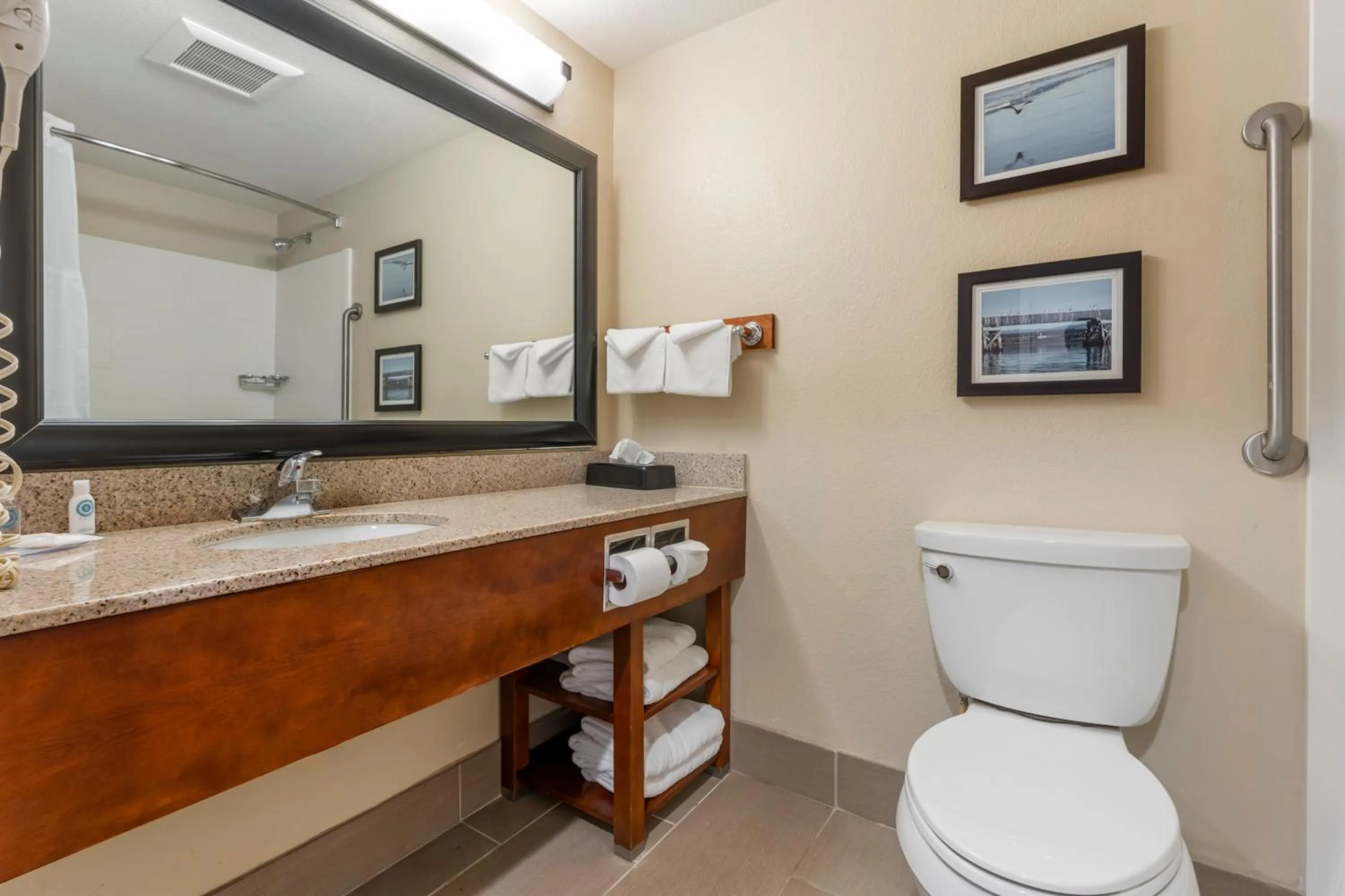 Bathroom in Comfort Inn Arcata