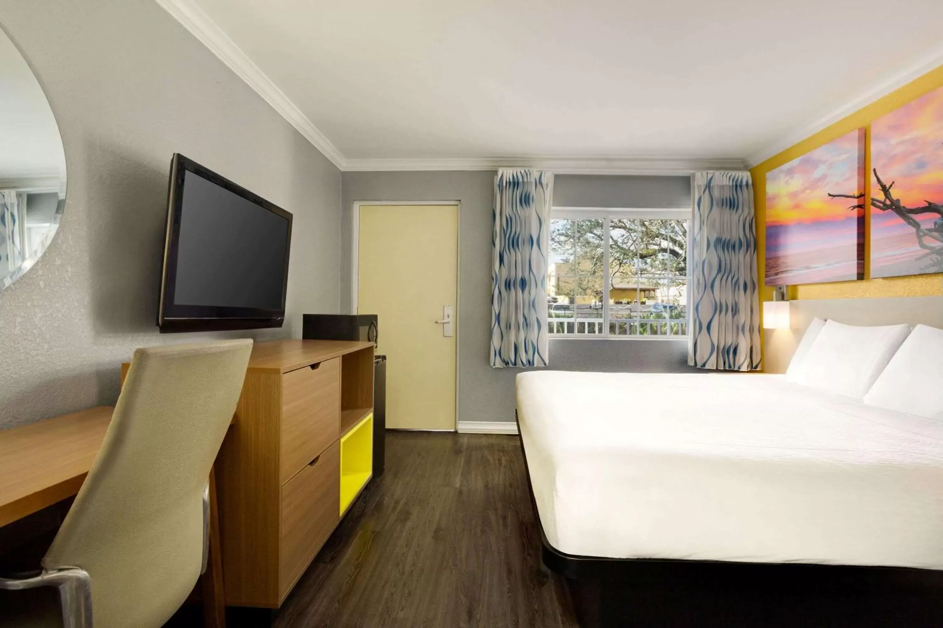 Photo of the whole room, Bed in Days Inn by Wyndham Pensacola - Historic Downtown
