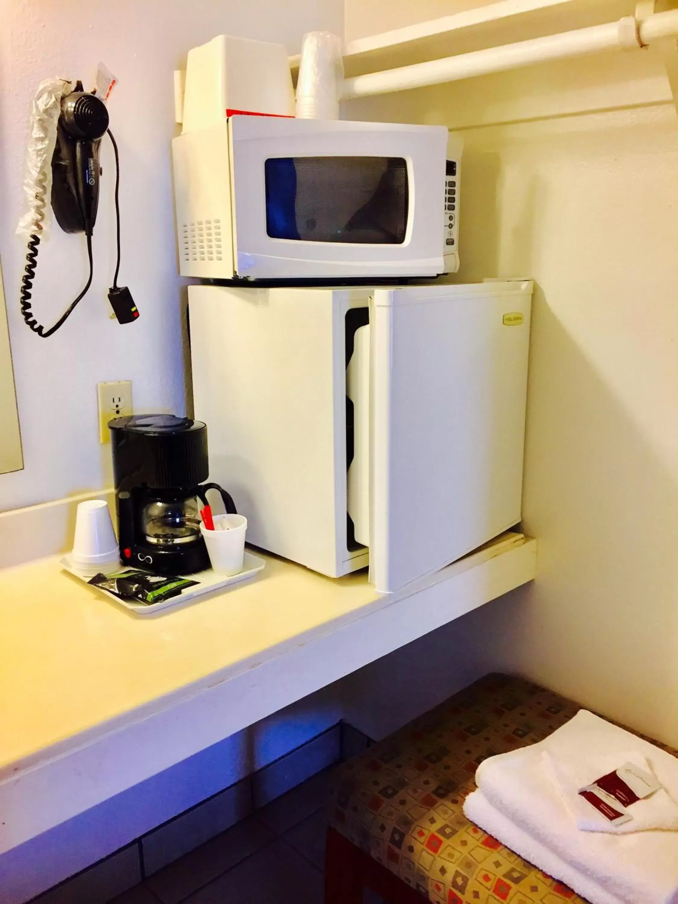 Coffee/tea facilities, Kitchen/Kitchenette in Maple Inn and Suites Los Banos