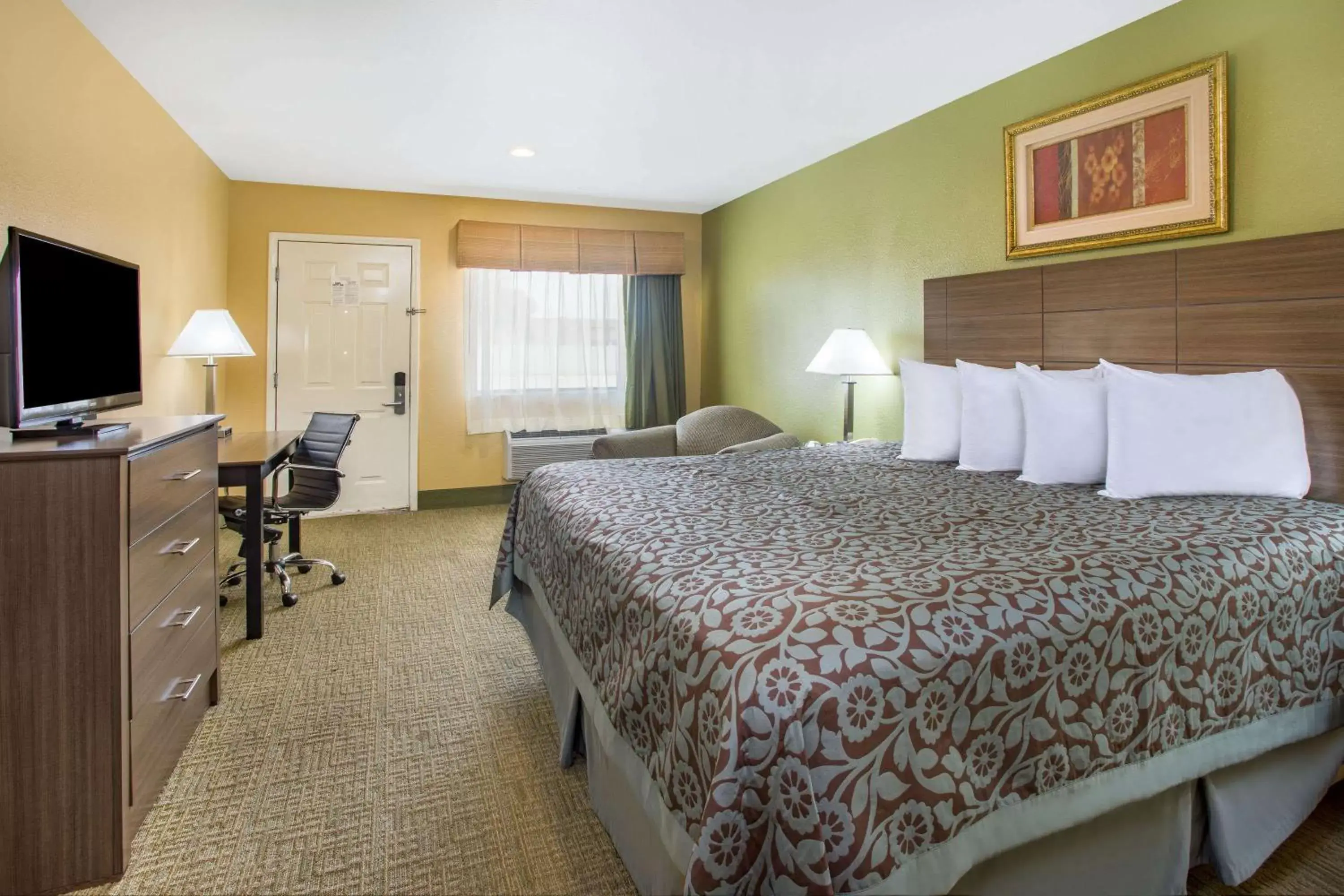 Photo of the whole room, Bed in Days Inn by Wyndham Abbeville
