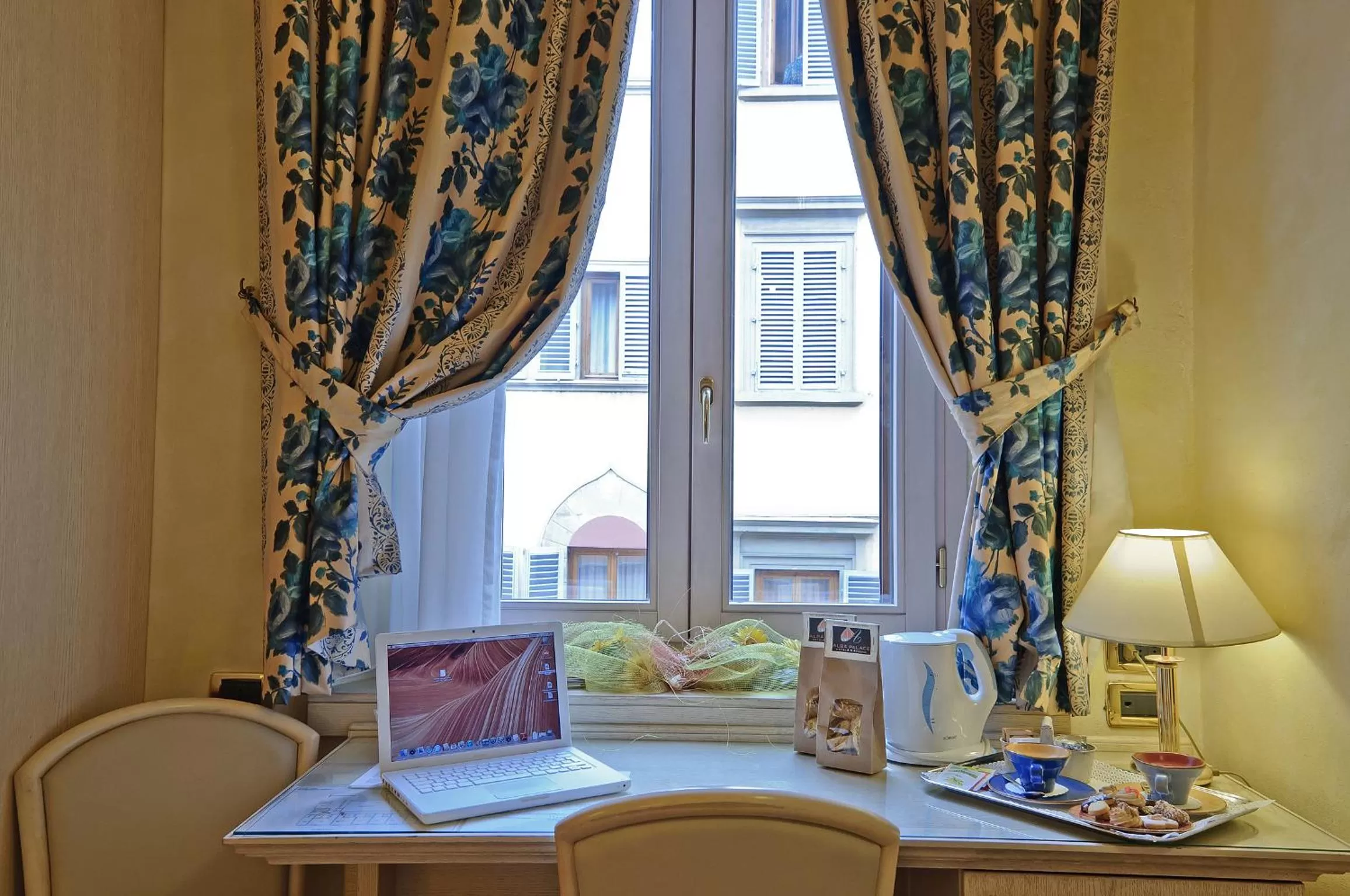 Seating area in Hotel Alba Palace