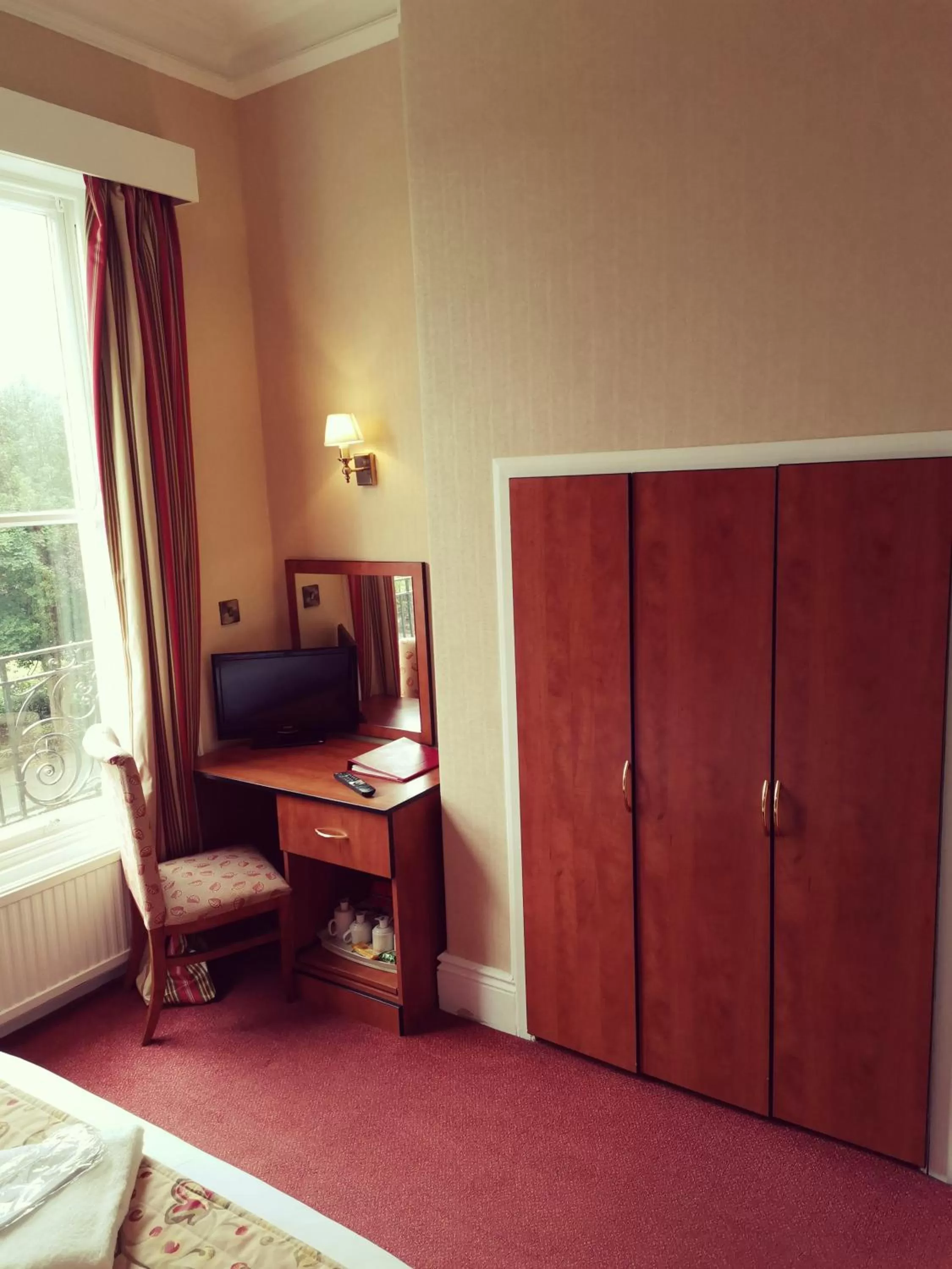 wardrobe, TV/Entertainment Center in The Red Lea Hotel