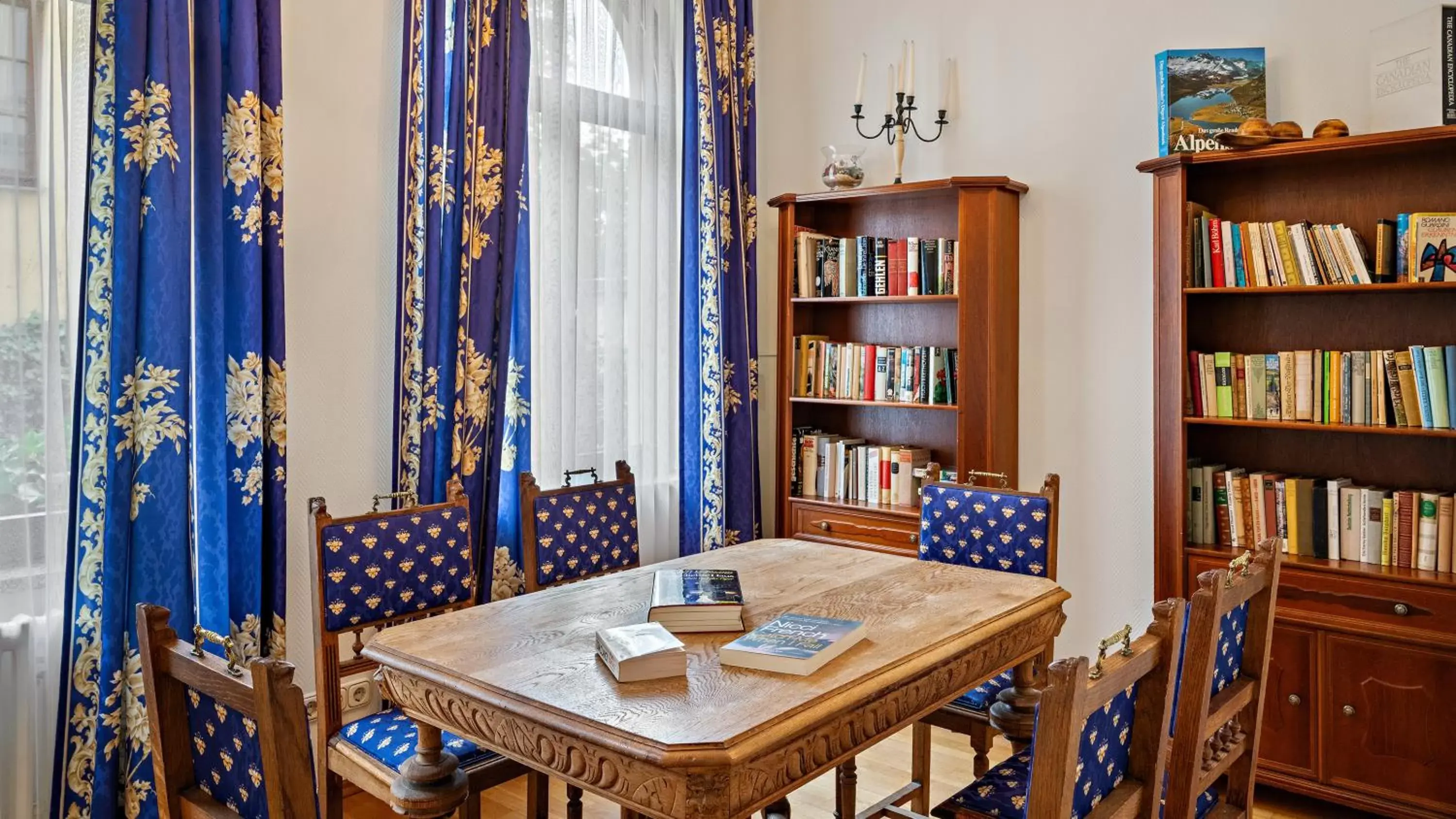 Lobby or reception, Library in Hotel Bayerischer Hof Dresden