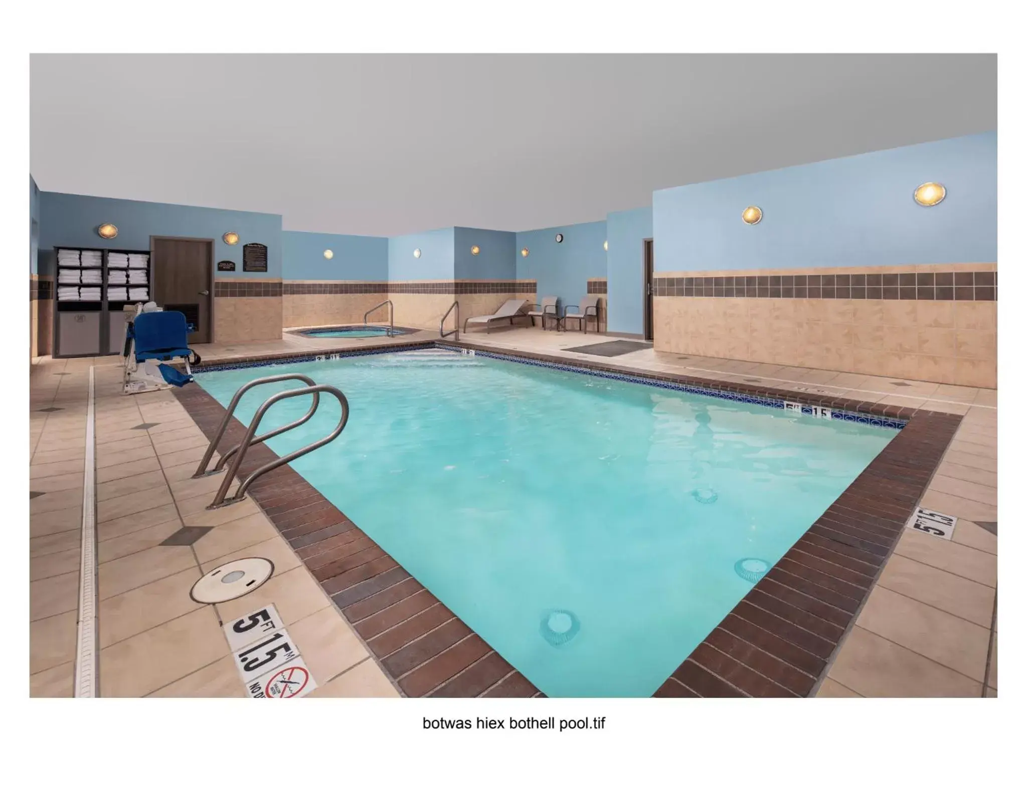 Property building, Swimming Pool in Holiday Inn Express Bothell, an IHG Hotel