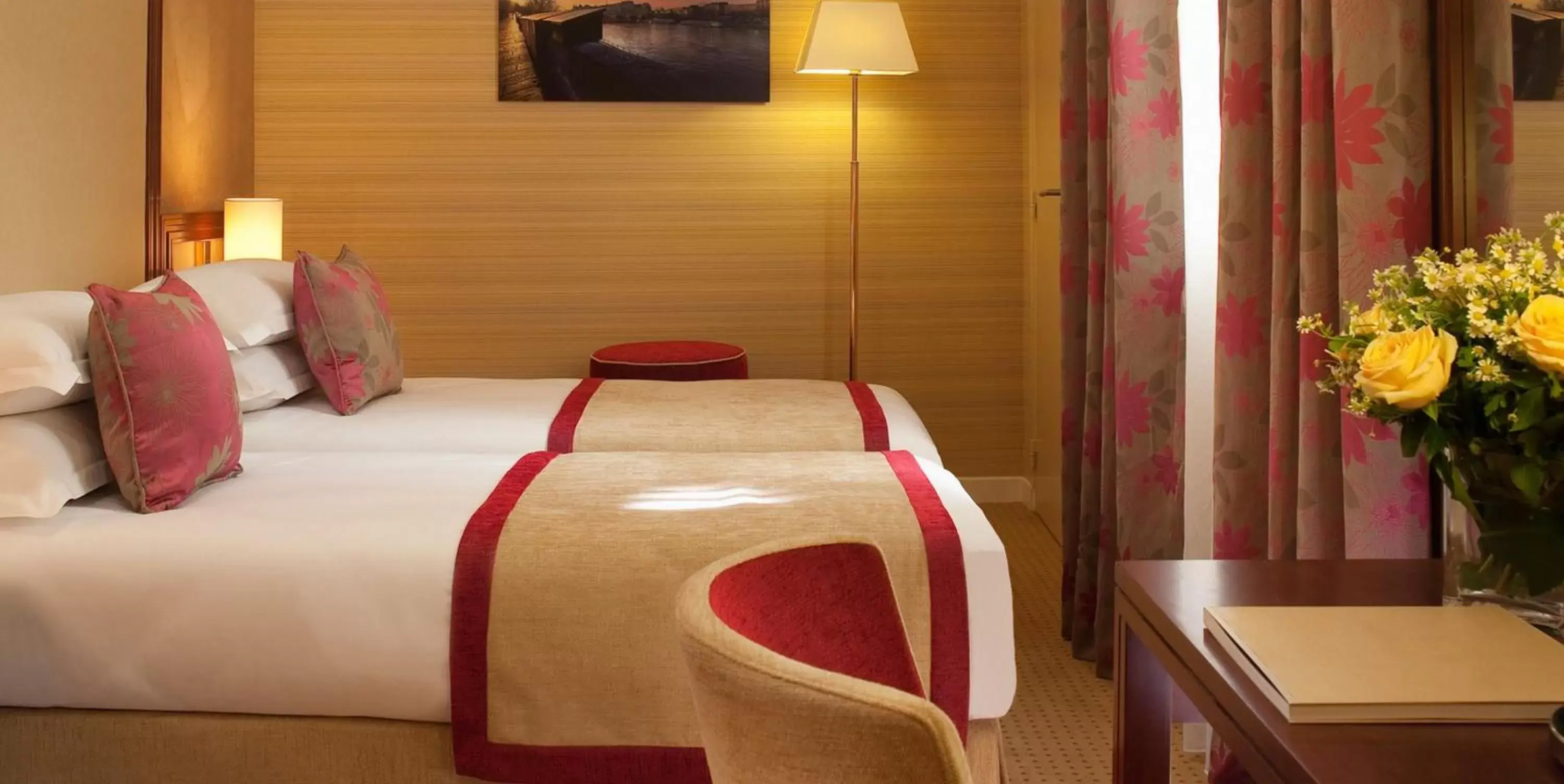 Bed in Hotel Saint Honore 85