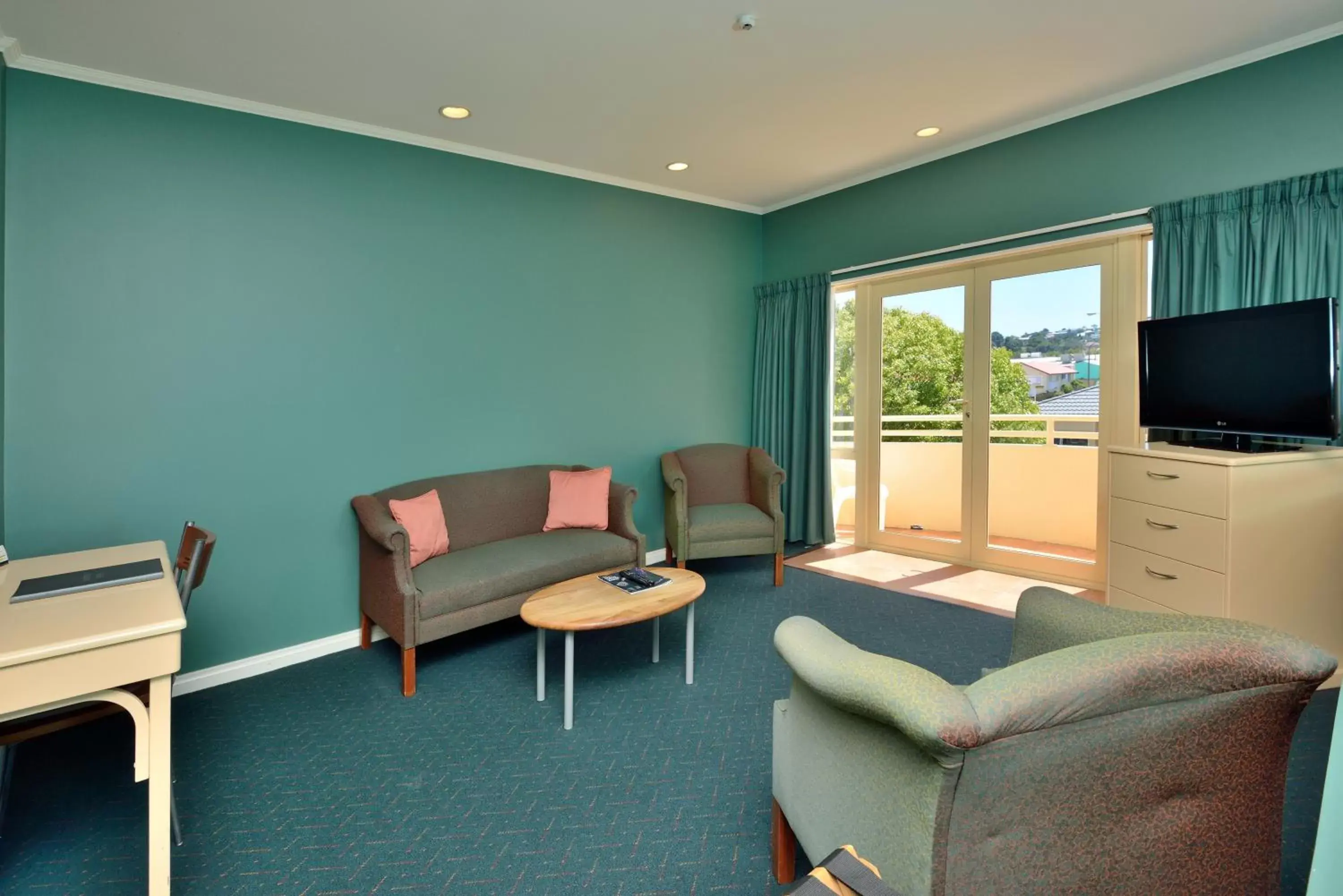 TV and multimedia, Seating Area in Shoreline Motel