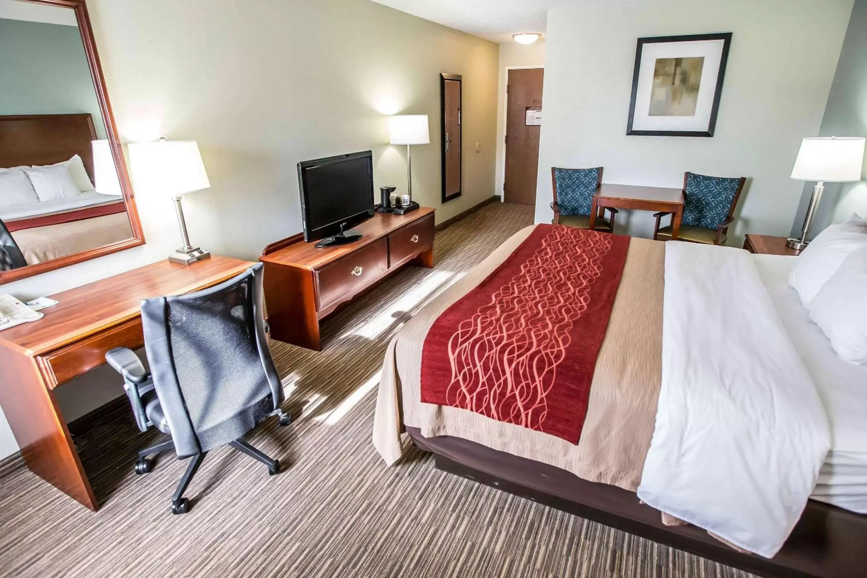 Photo of the whole room, TV/Entertainment Center in Comfort Inn Schererville