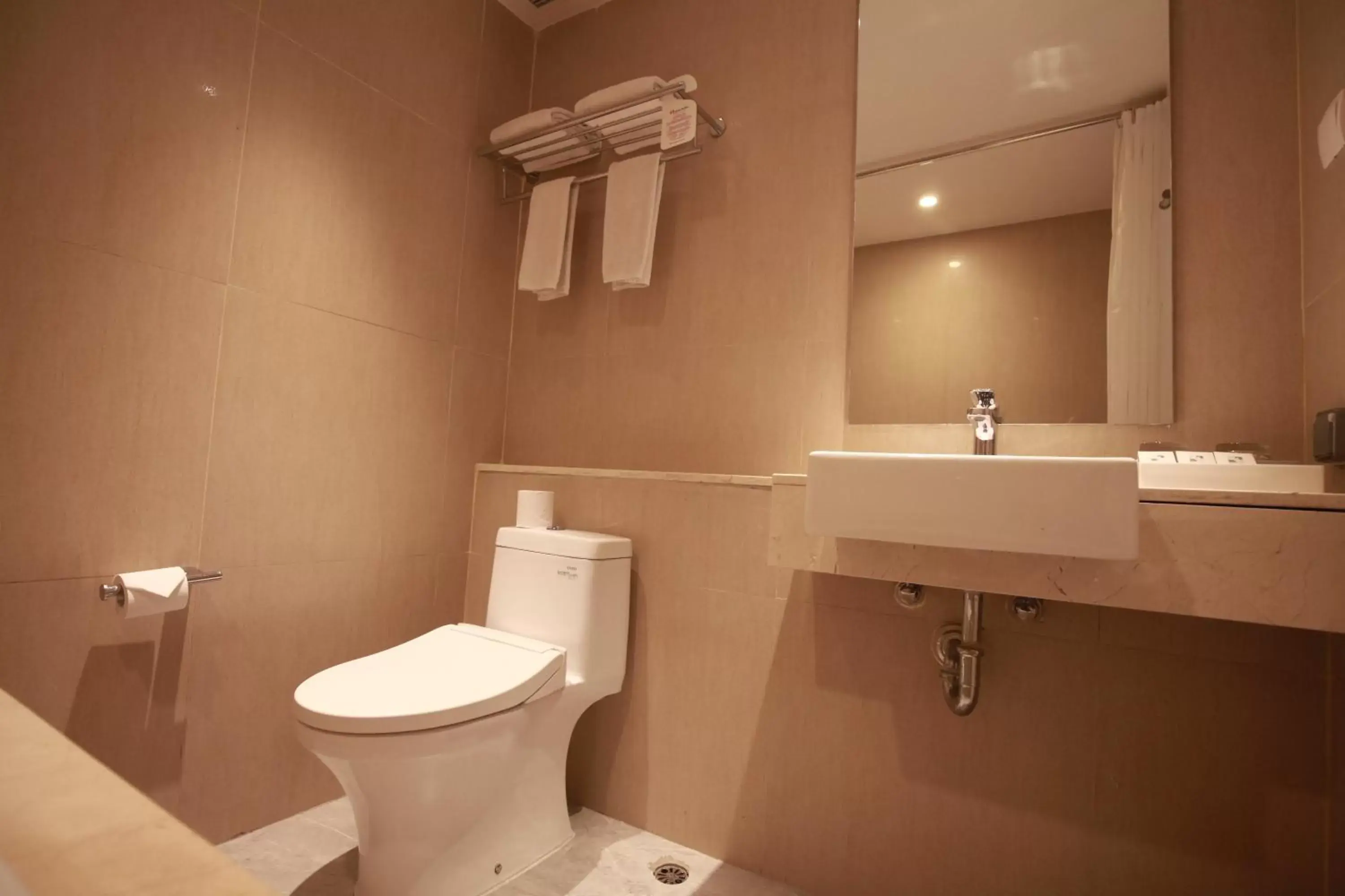 Bathroom in Swiss-Belinn Airport Jakarta